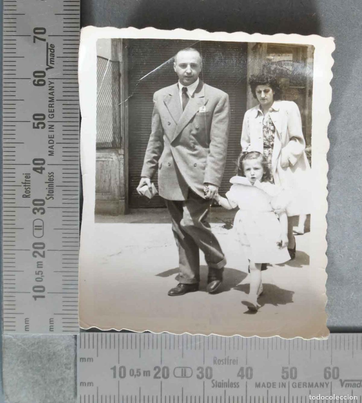 Fotograf&iacute;a antigua: FOTOGRAFIA. Familia paseando HACIA 1940