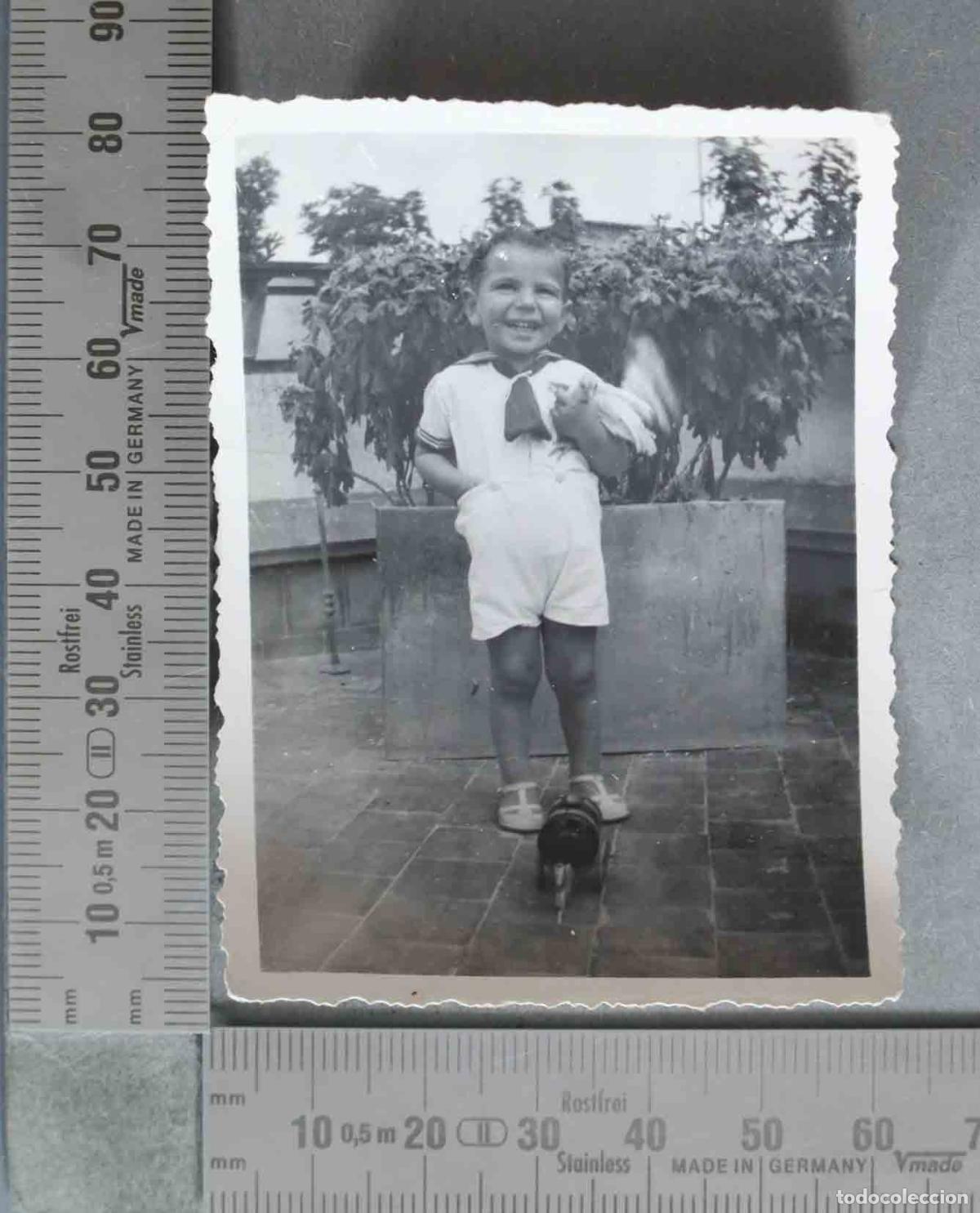 Fotograf&iacute;a antigua: FOTOGRAFIA. Ni&ntilde;o con paloma y coche de juguete HACIA 1950
