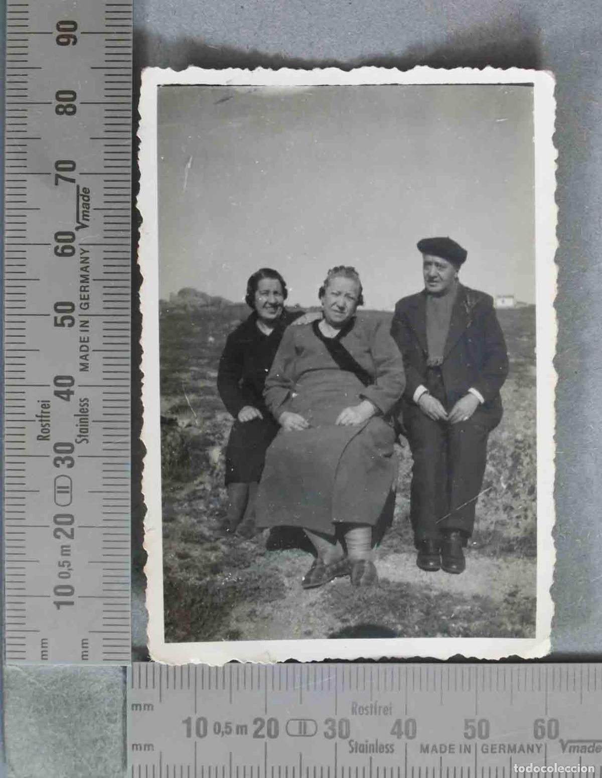 Fotograf&iacute;a antigua: FOTOGRAFIA. Tres personas sentadas en el campo HACIA 1940