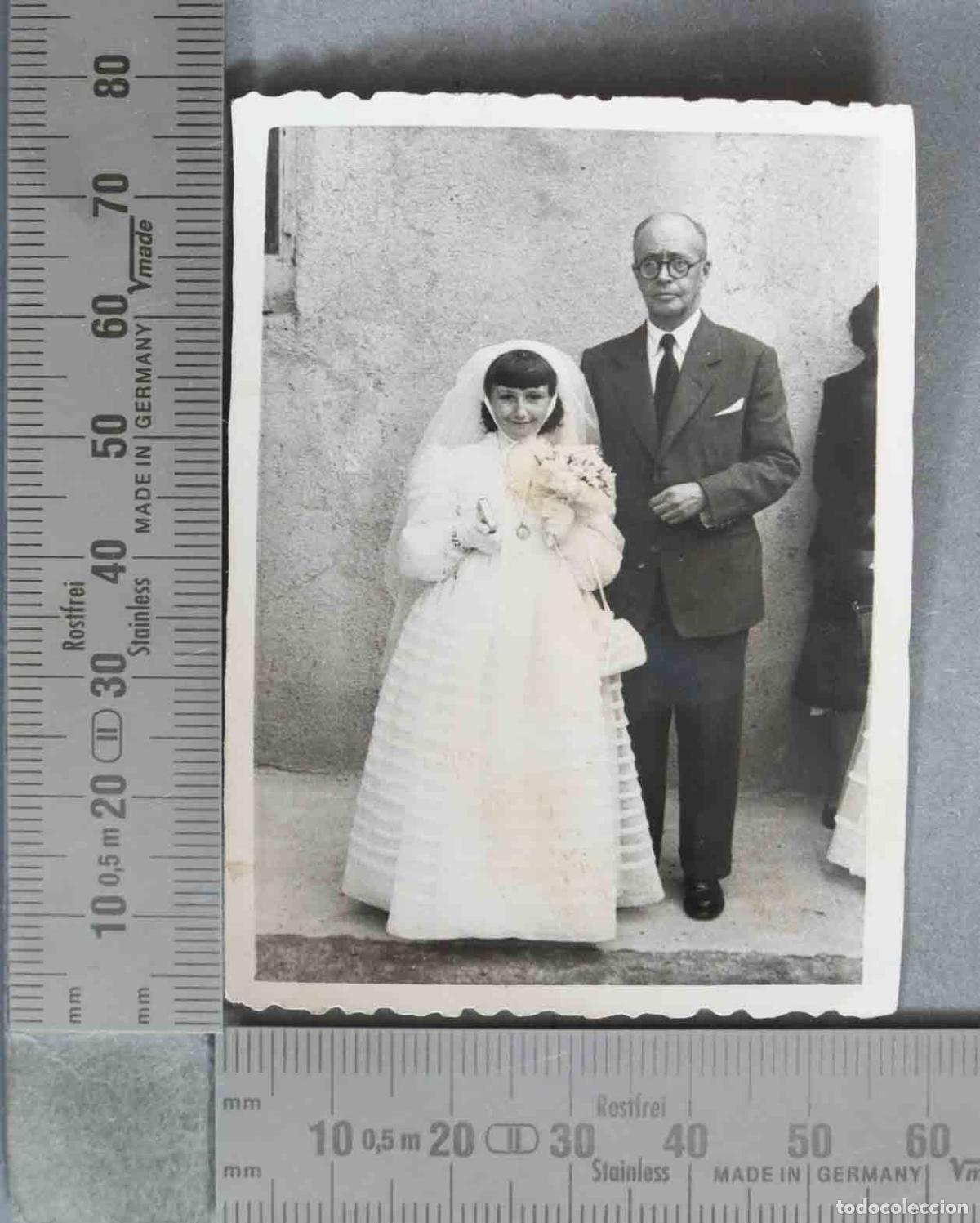 Fotograf&iacute;a antigua: FOTOGRAFIA. NI&Ntilde;A COMUNION CON PADRE HACIA 1950
