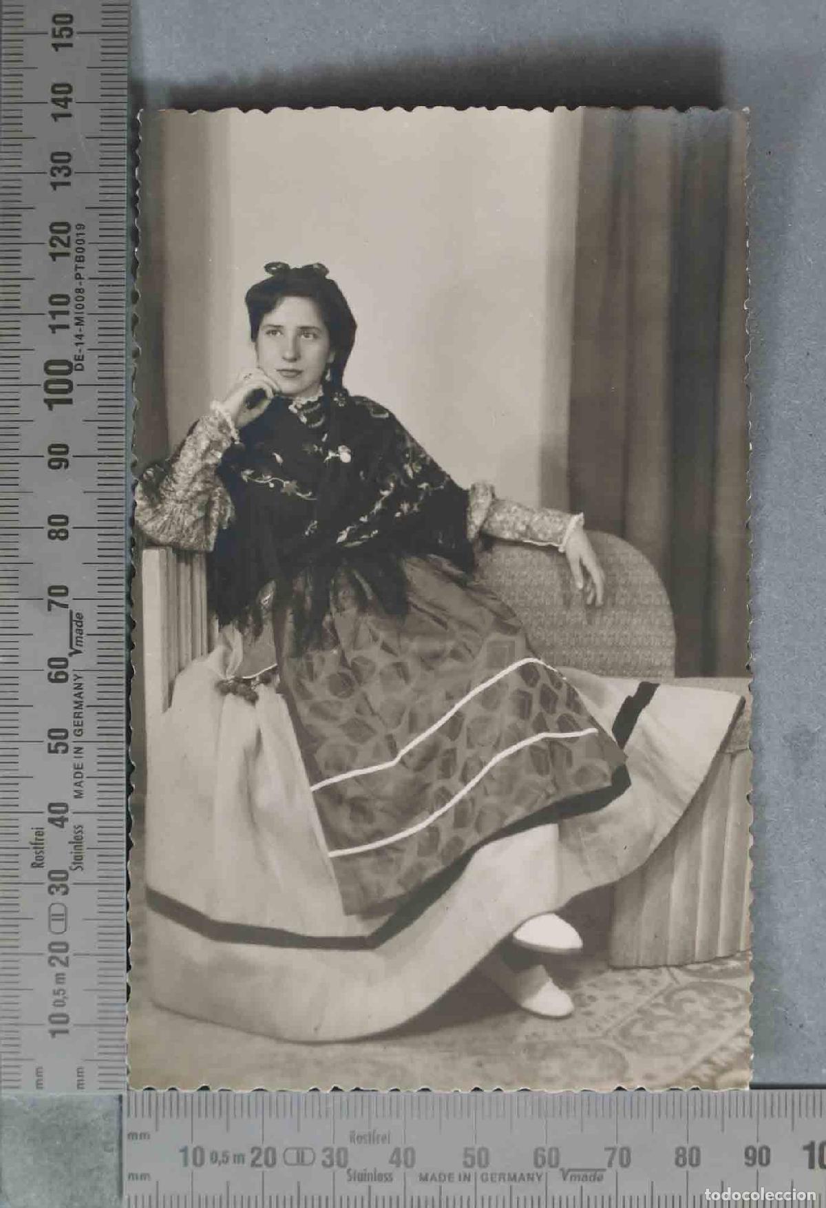 Fotograf&iacute;a antigua: FOTOGRAFIA. Mujer con traje t&iacute;pico regional - FOTO QUESADA EL ESCORIAL 1954