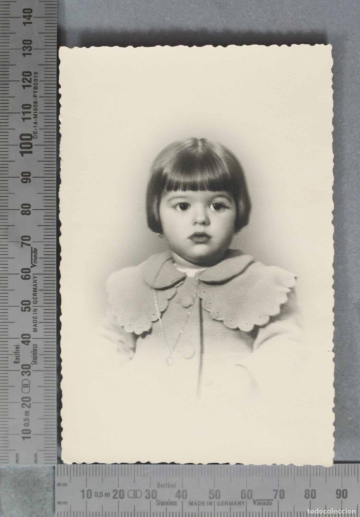 Fotograf&iacute;a antigua: FOTOGRAFIA. Ni&ntilde;a con corte bob y abrigo de cuello ondulado HACIA 1950