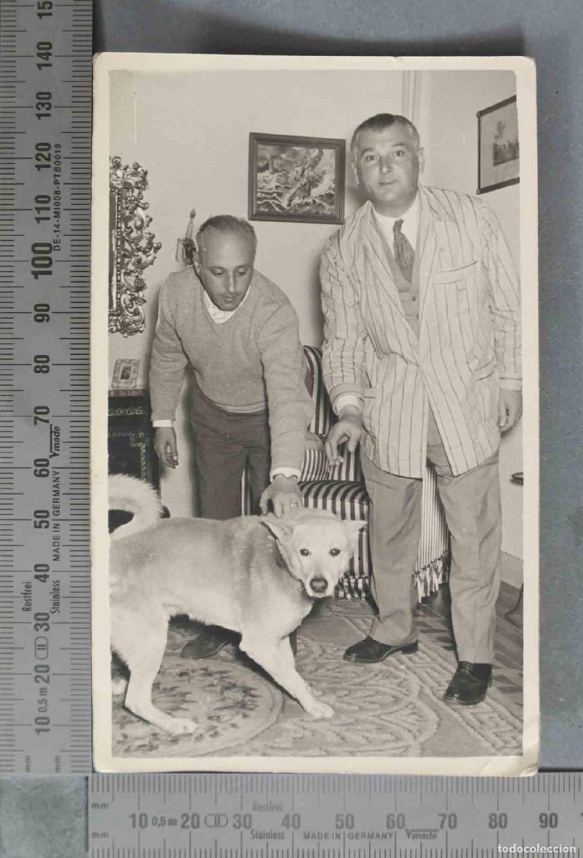 Antique Photography: FOTOGRAFIA. HOMBRES EN INTERIOR CASA CON PERRO HACIA 1950