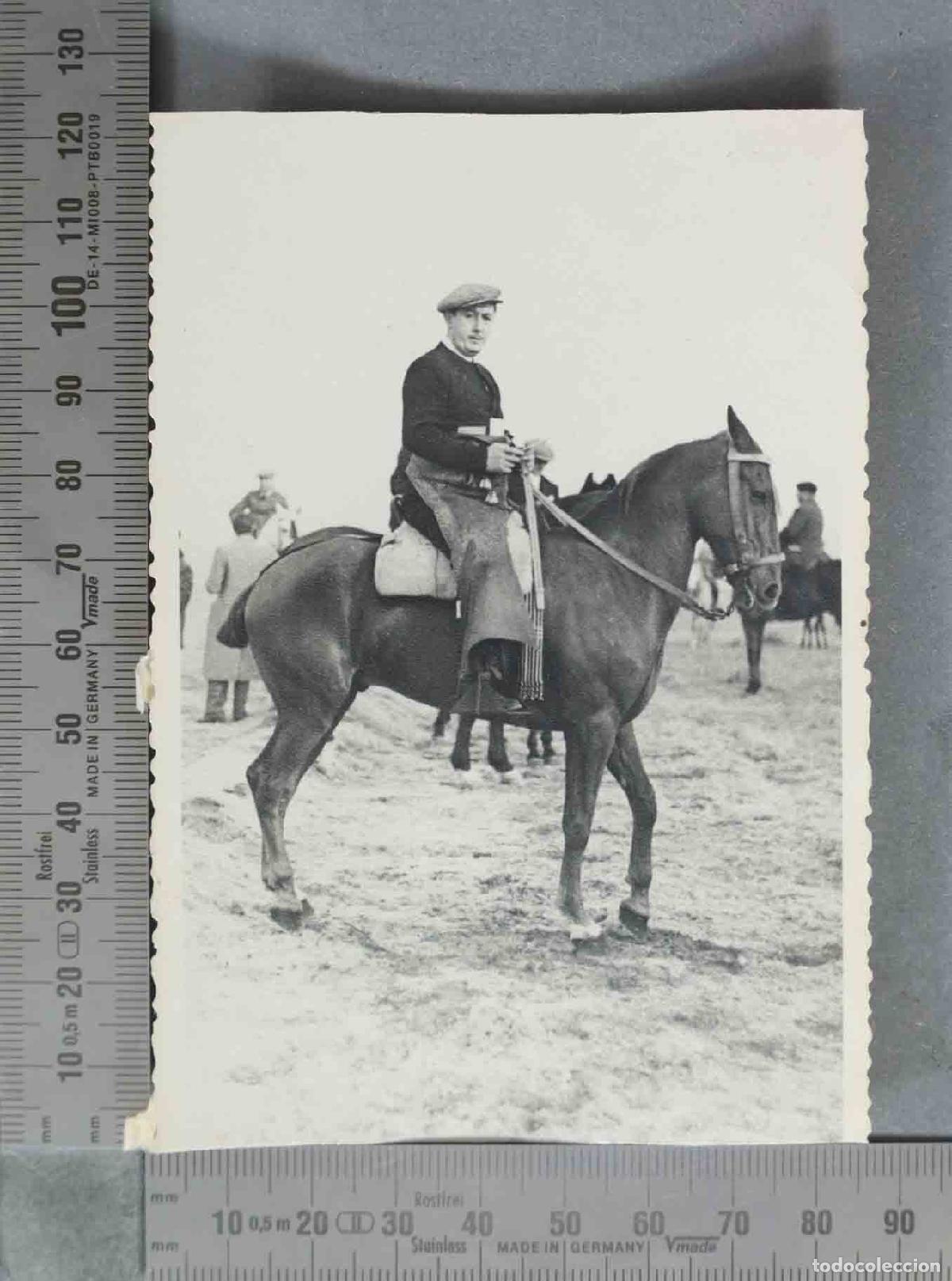 Fotografia antiga: FOTOGRAFIA POSTAL. JINETES EN CAMPO. HACIA 1940