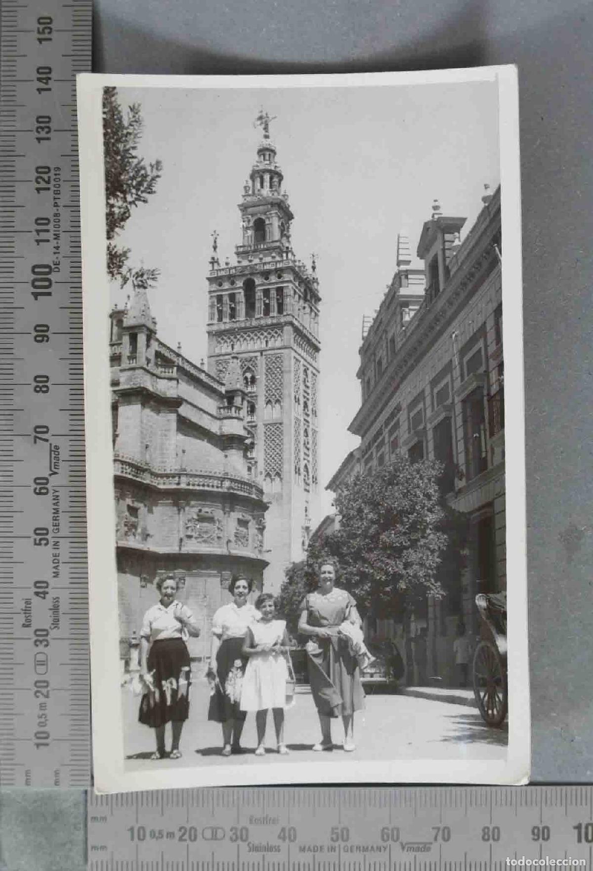 Fotografia antiga: FOTOGRAFIA. Sevilla - Giralda - Grupo de mujeres HACIA 1950