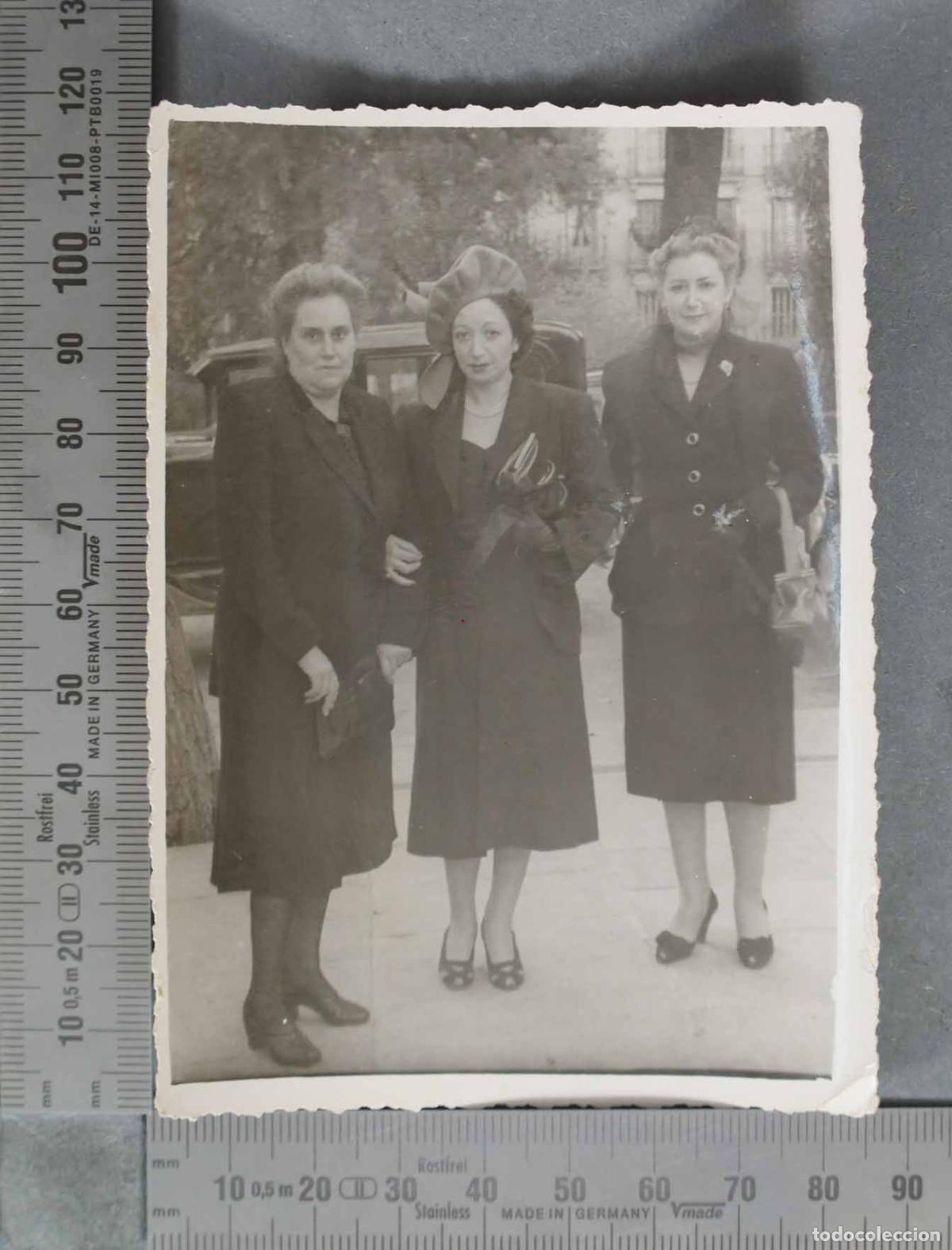 Fotografia antica: FOTOGRAFIA. Tres mujeres elegantes con sombreros de &eacute;poca junto a un autom&oacute;vil