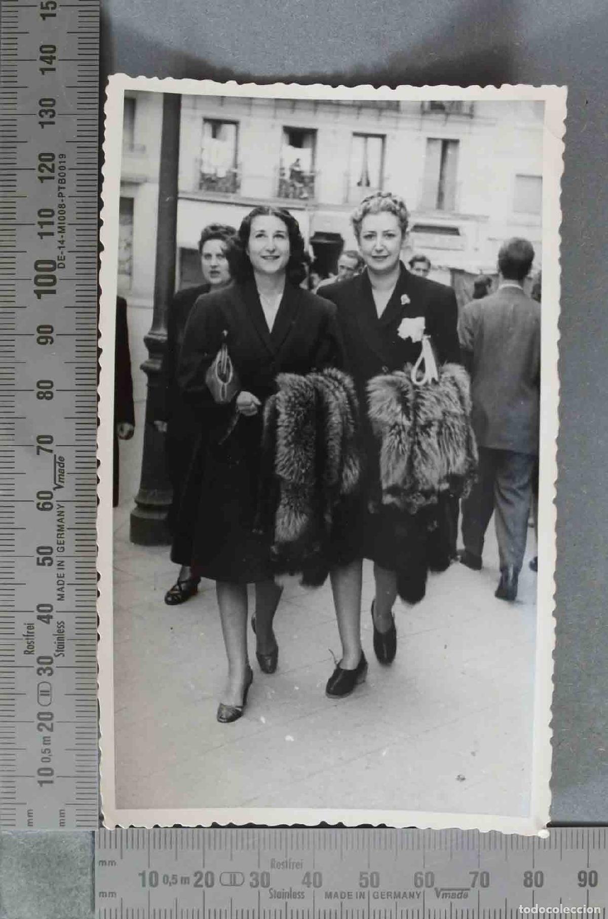 Fotografia antica: FOTOGRAFIA. Dos mujeres elegantes paseando con estolas de piel HACIA 1950