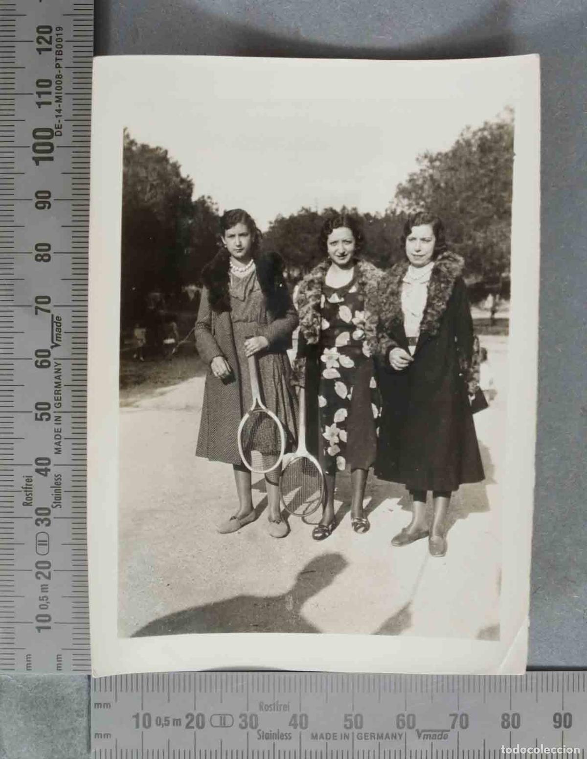 Fotografia antica: FOTOGRAFIA. Tres mujeres j&oacute;venes con raquetas de tenis HACIA 1930