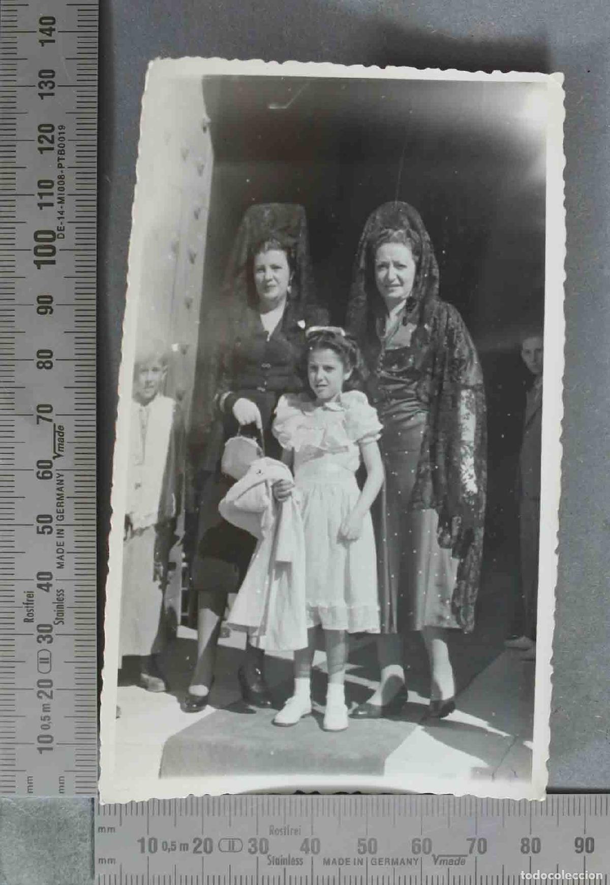 Fotografia antica: FOTOGRAFIA. Mujeres con mantilla y ni&ntilde;a de Primera Comuni&oacute;n HACIA 1950