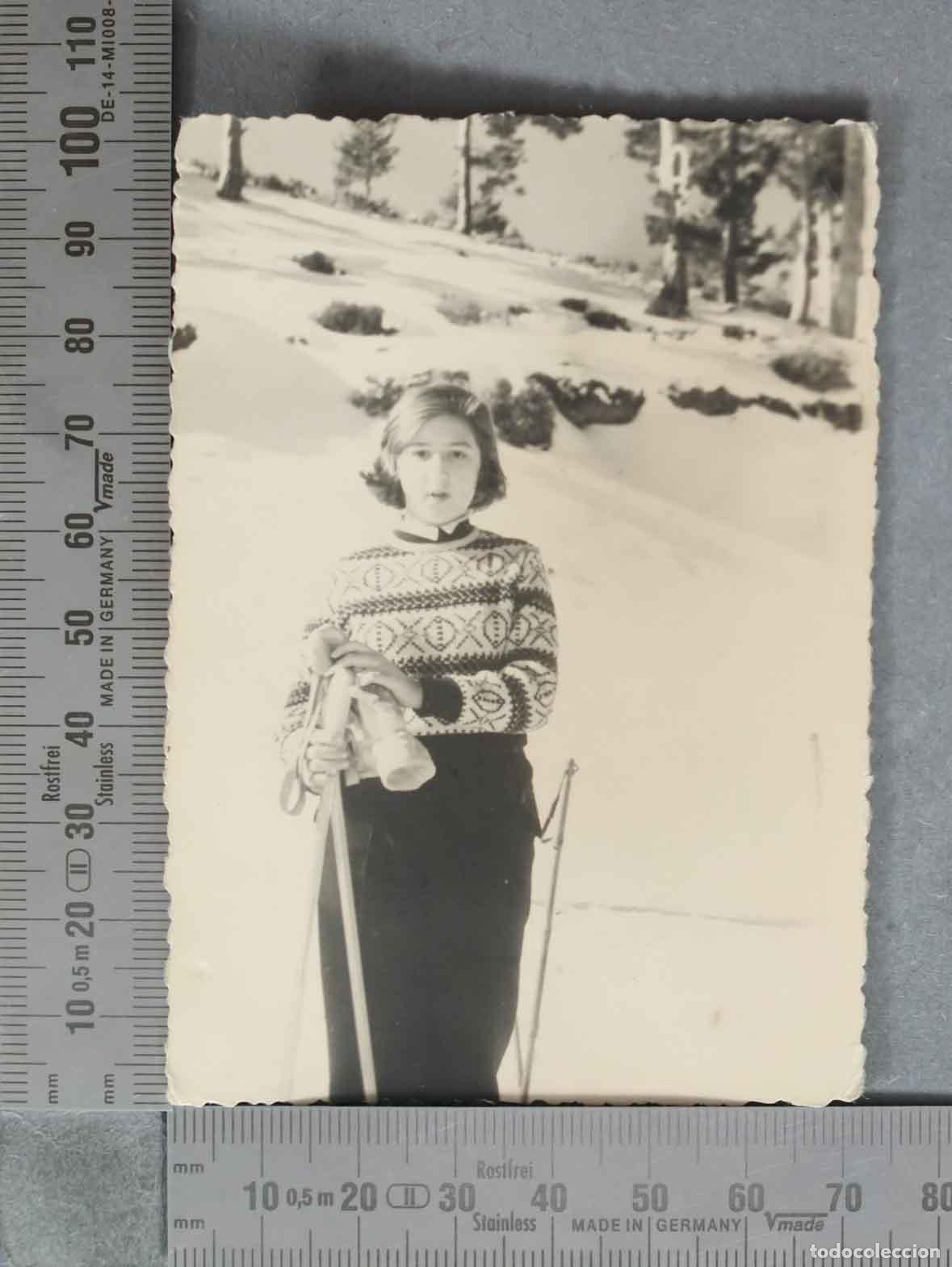 Fotografia antica: FOTOGRAFIA. Chica en la nieve con esqu&iacute;s HACIA 1950