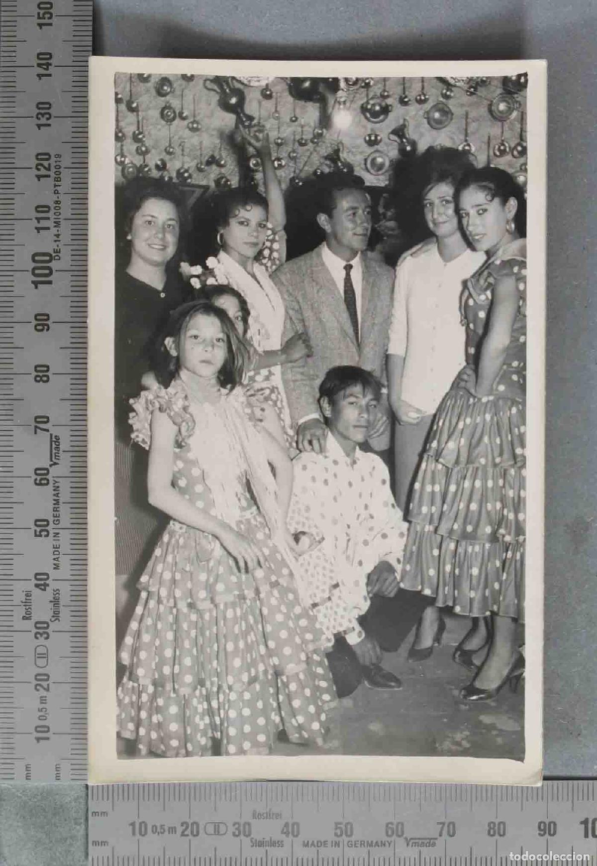 Fotografia antica: FOTOGRAFIA. Grupo de personas vestidas con trajes de flamenca y sevillanas SACROMONTE