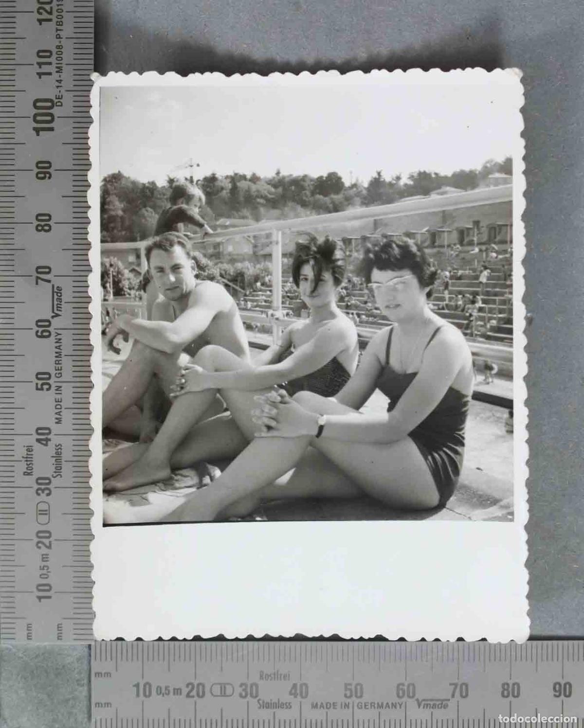 Fotografia antica: FOTOGRAFIA. Ba&ntilde;istas en la piscina HACIA 1960