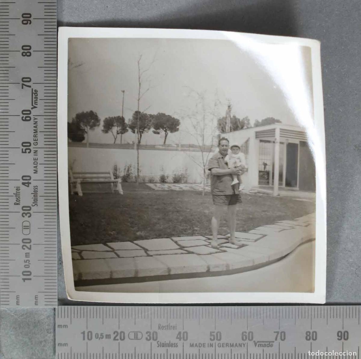 Fotografia antica: FOTOGRAFIA. HOMBRE CON NI&Ntilde;O EN JARDIN HACIA 1950