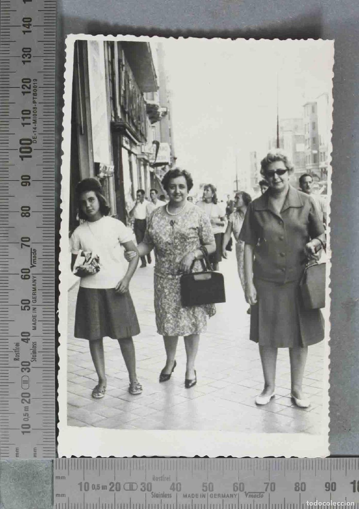 Fotografia antica: FOTOGRAFIA. Mujeres paseando HACIA 1950