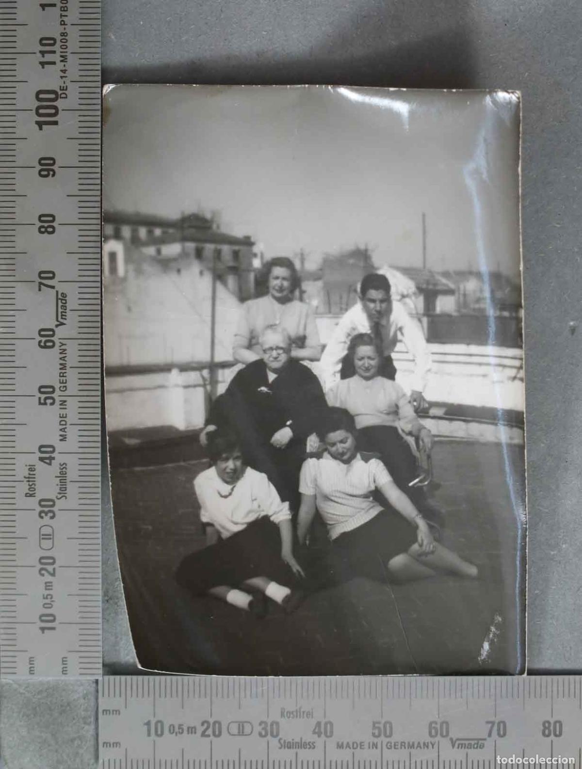 Fotografia antica: FOTOGRAFIA. Grupo familiar EN TERRAZA HACIA 1950