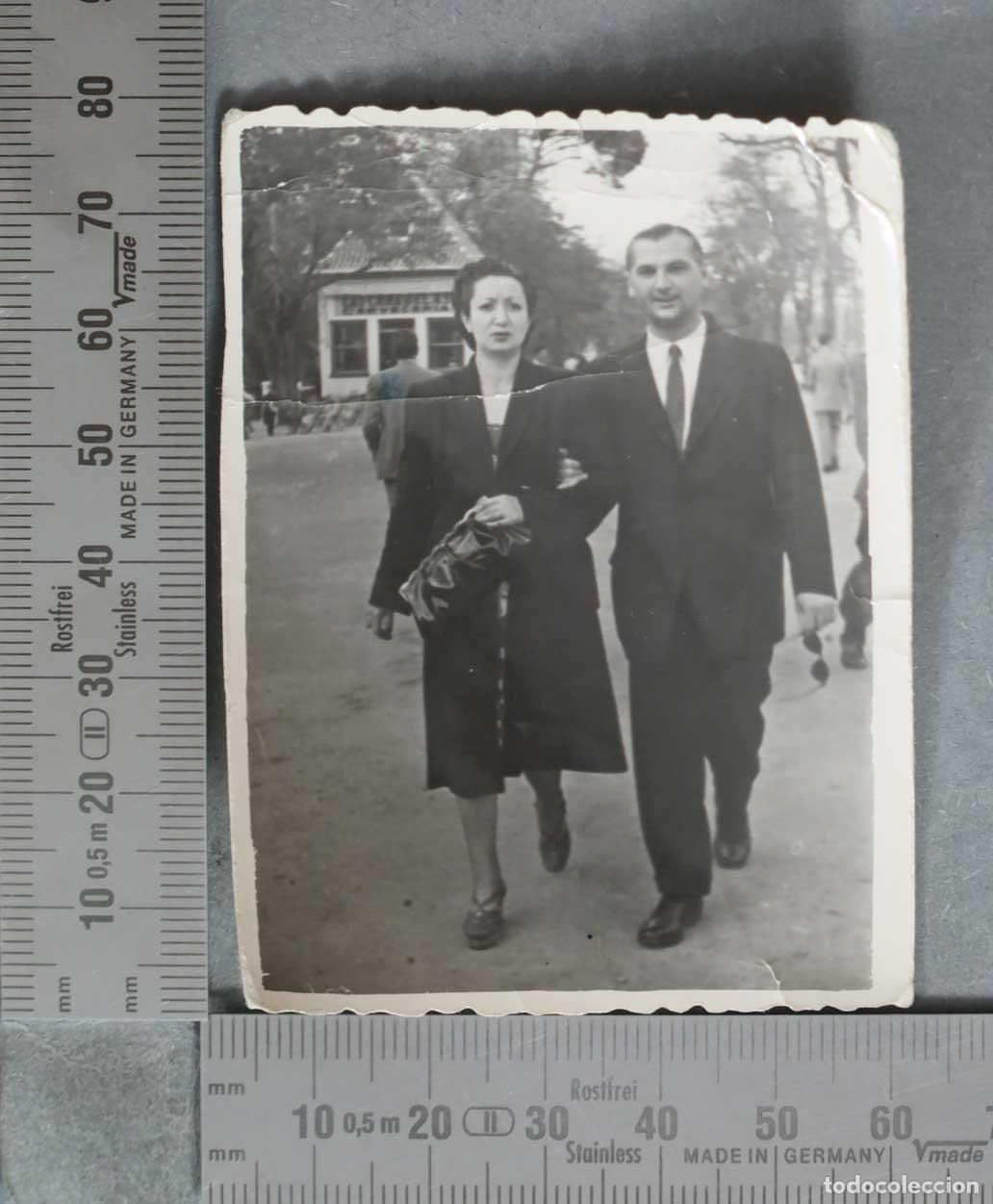 Fotografia antica: FOTOGRAFIA. Pareja paseando del brazo HACIA 1950