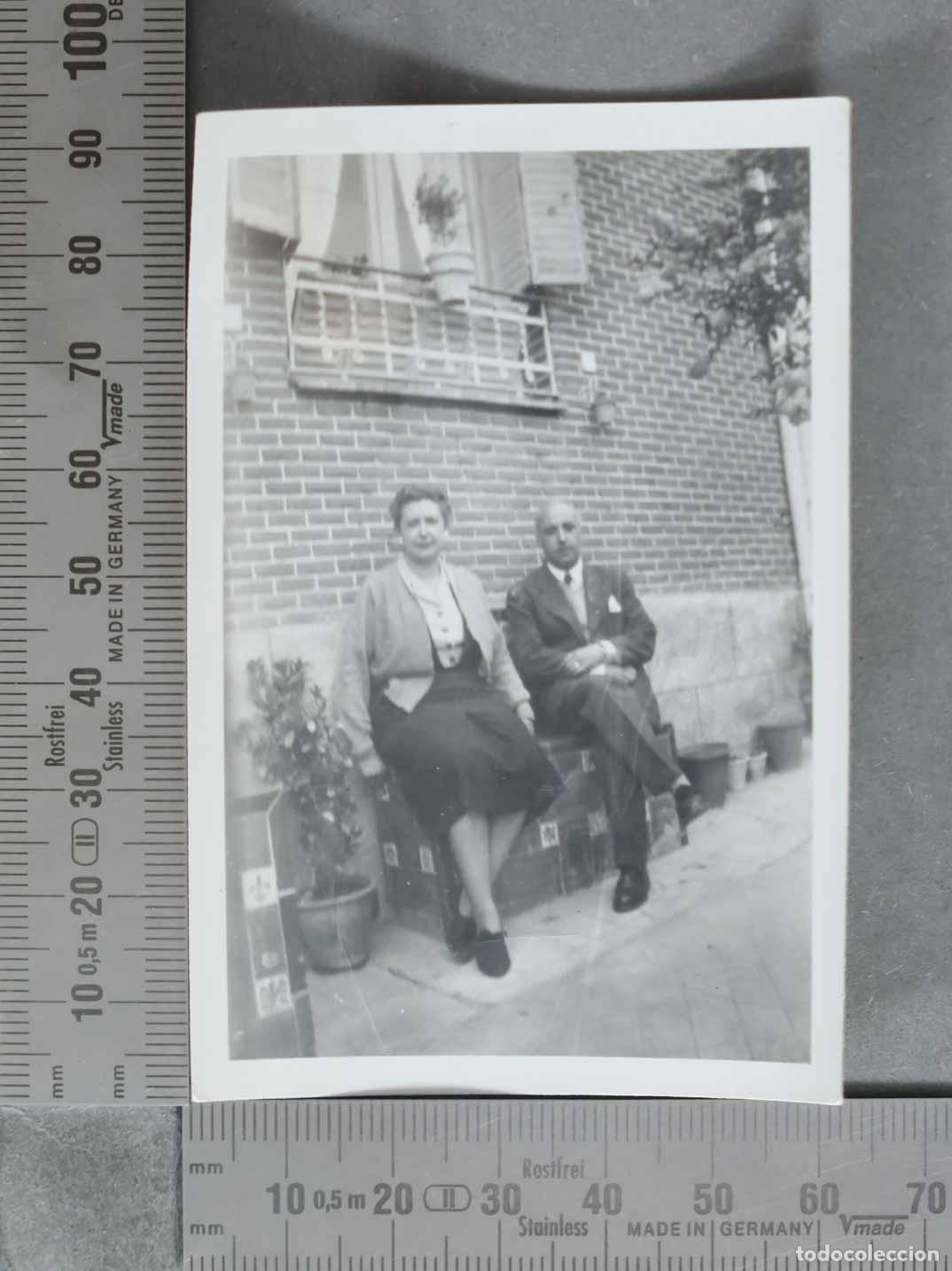 Alte Fotografie: FOTOGRAFIA. Se&ntilde;or y se&ntilde;ora sentados en patio - Edificio de ladrillo HACIA 1950