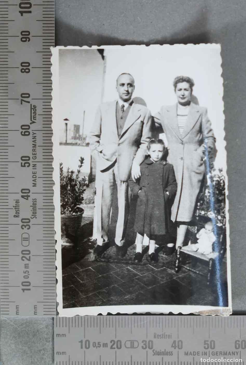 Alte Fotografie: FOTOGRAFIA. Familia con ni&ntilde;a y juguete HACIA 1950