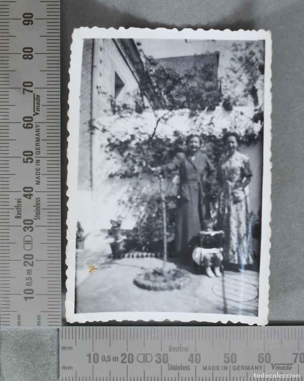 Alte Fotografie: FOTOGRAFIA. familiar de dos mujeres y un ni&ntilde;o en un jard&iacute;n HACIA 1950