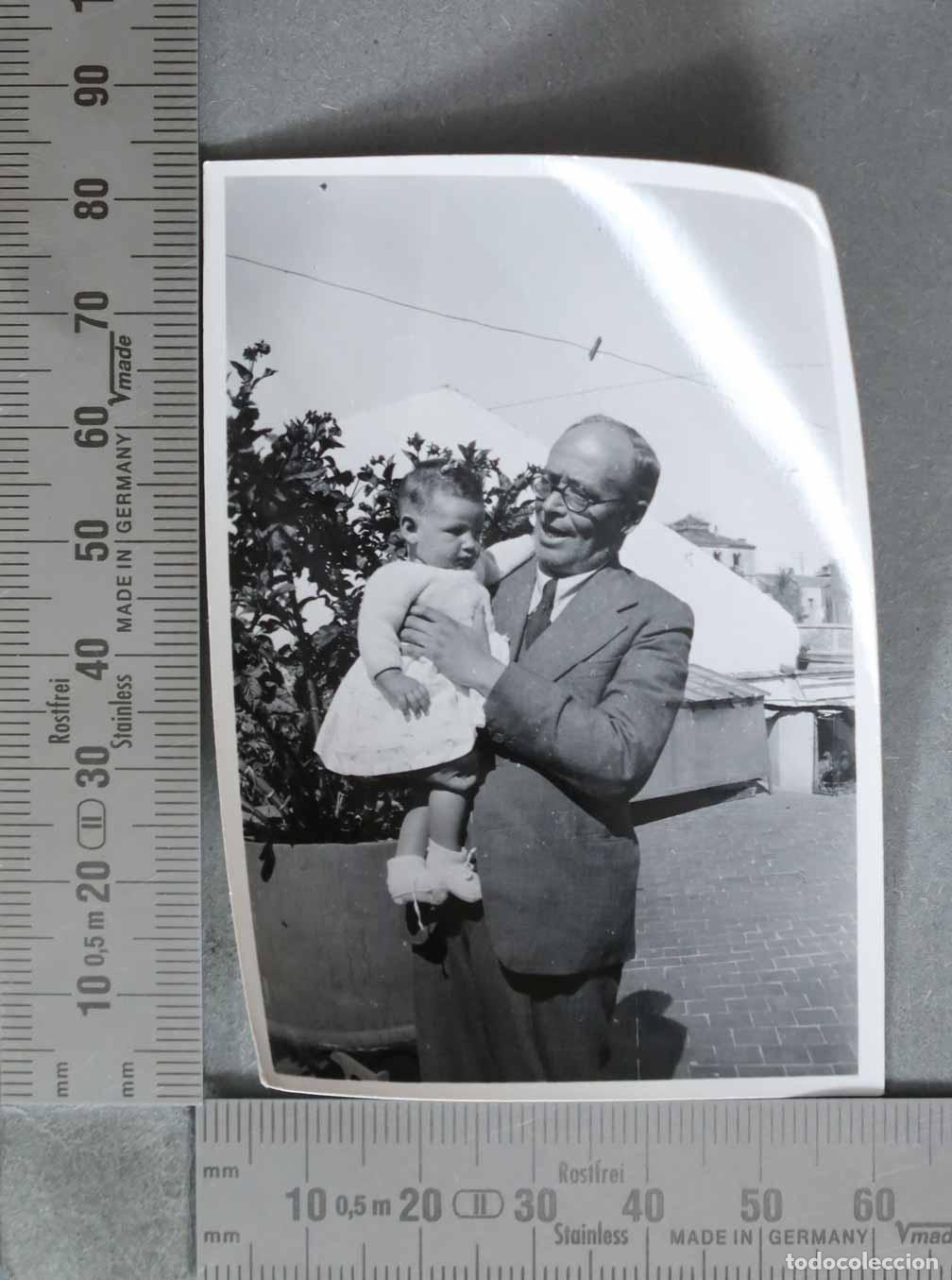 Alte Fotografie: FOTOGRAFIA. Hombre con gafas y traje sosteniendo a un beb&eacute; HACIA 1950
