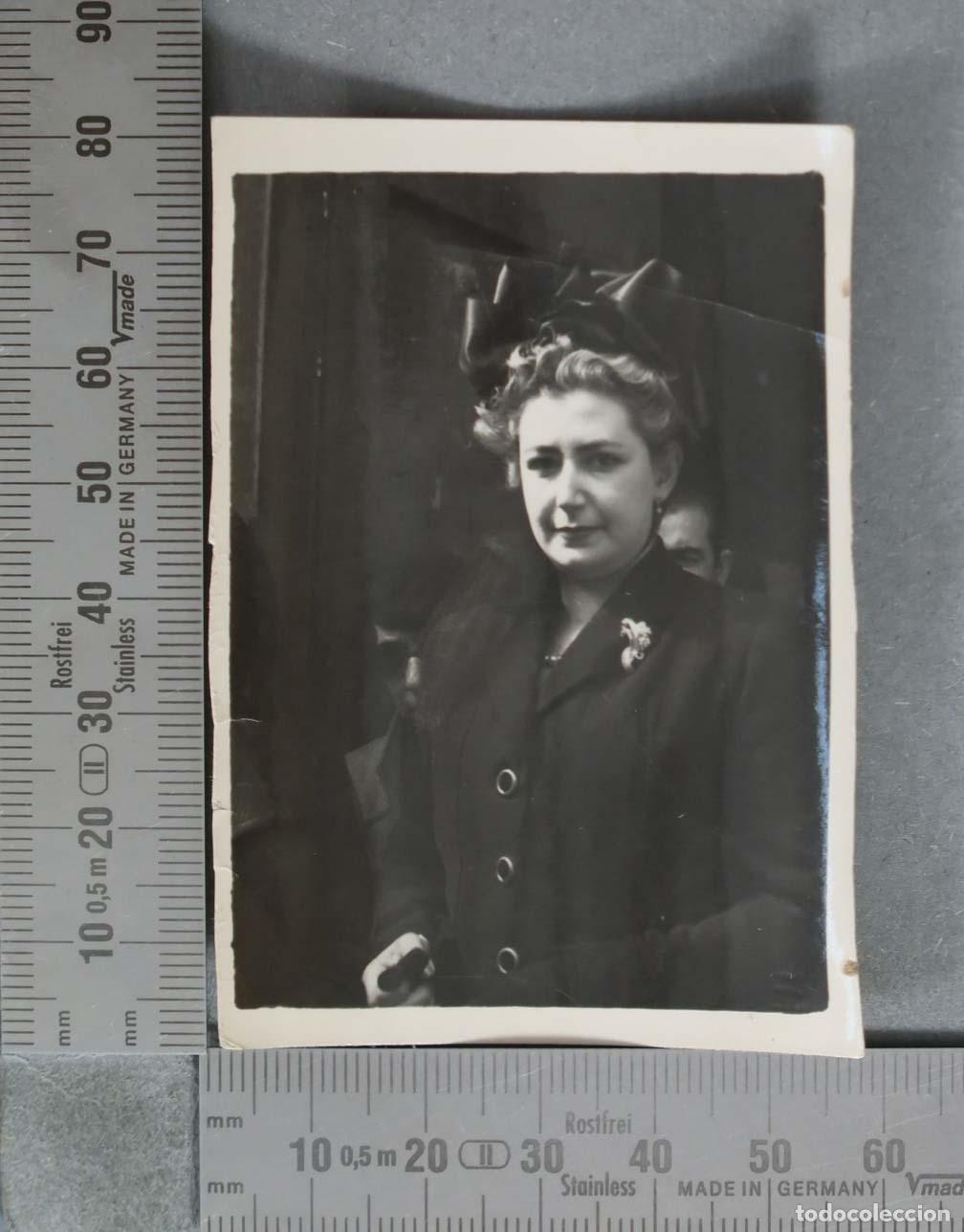 Alte Fotografie: FOTOGRAFIA. Retrato de se&ntilde;ora con broche en la solapa HACIA 1950