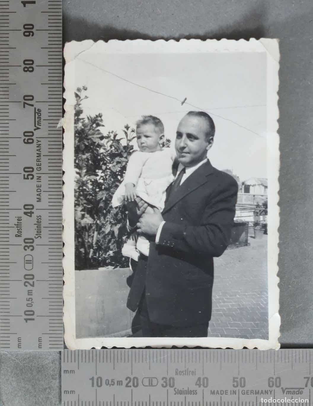 Alte Fotografie: FOTOGRAFIA. Hombre con ni&ntilde;o en brazos en exterior HACIA 1950