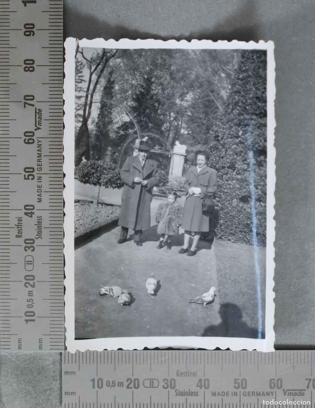 Alte Fotografie: FOTOGRAFIA. Pareja con ni&ntilde;a alimentando palomas en un parque HACIA 1950