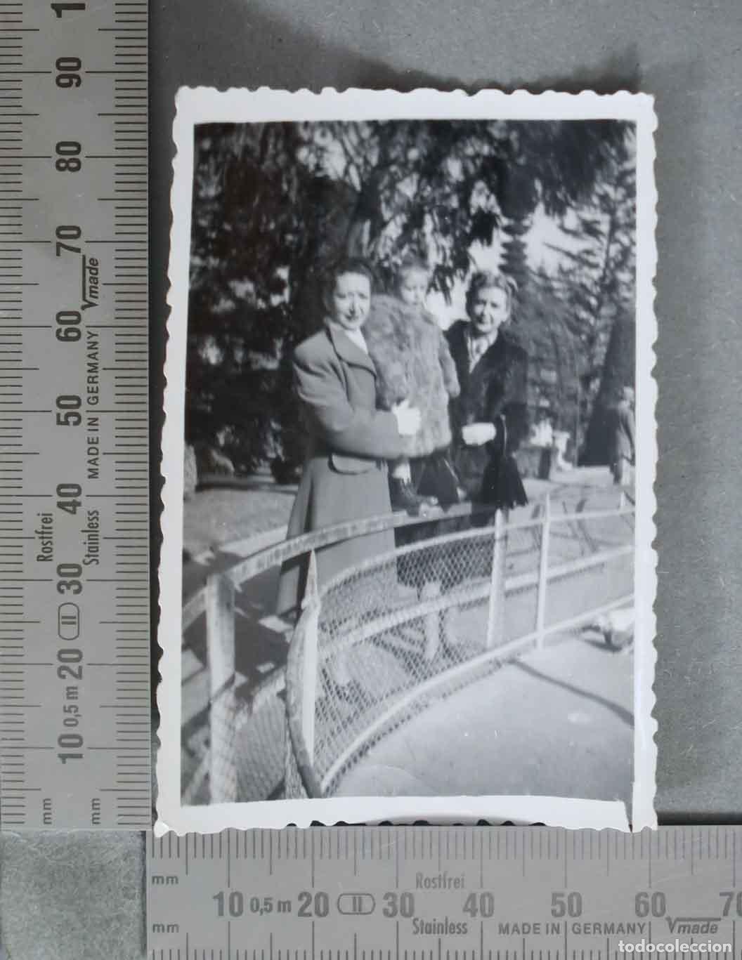 Alte Fotografie: FOTOGRAFIA. Mujeres y ni&ntilde;o con abrigo de piel en un parque HACIA 1950