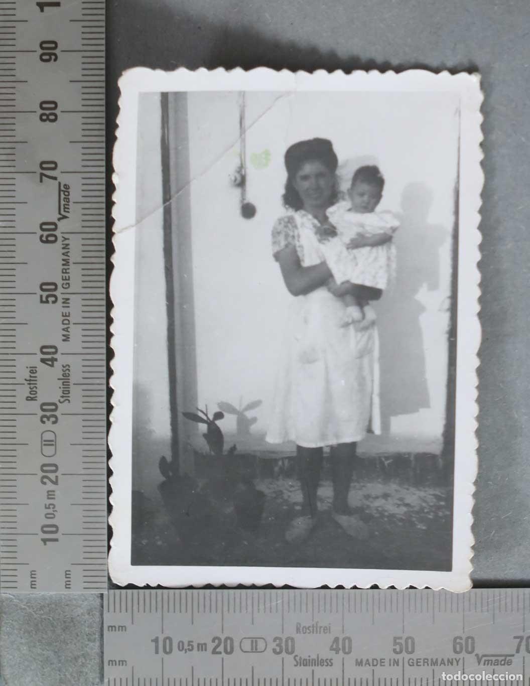 Alte Fotografie: FOTOGRAFIA. Mujer con beb&eacute; en brazos HACIA 1940
