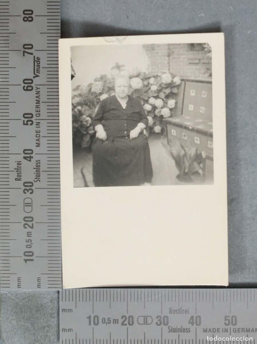 Alte Fotografie: FOTOGRAFIA. Se&ntilde;ora mayor sentada junto a ba&uacute;l de madera con flores HACIA 1940