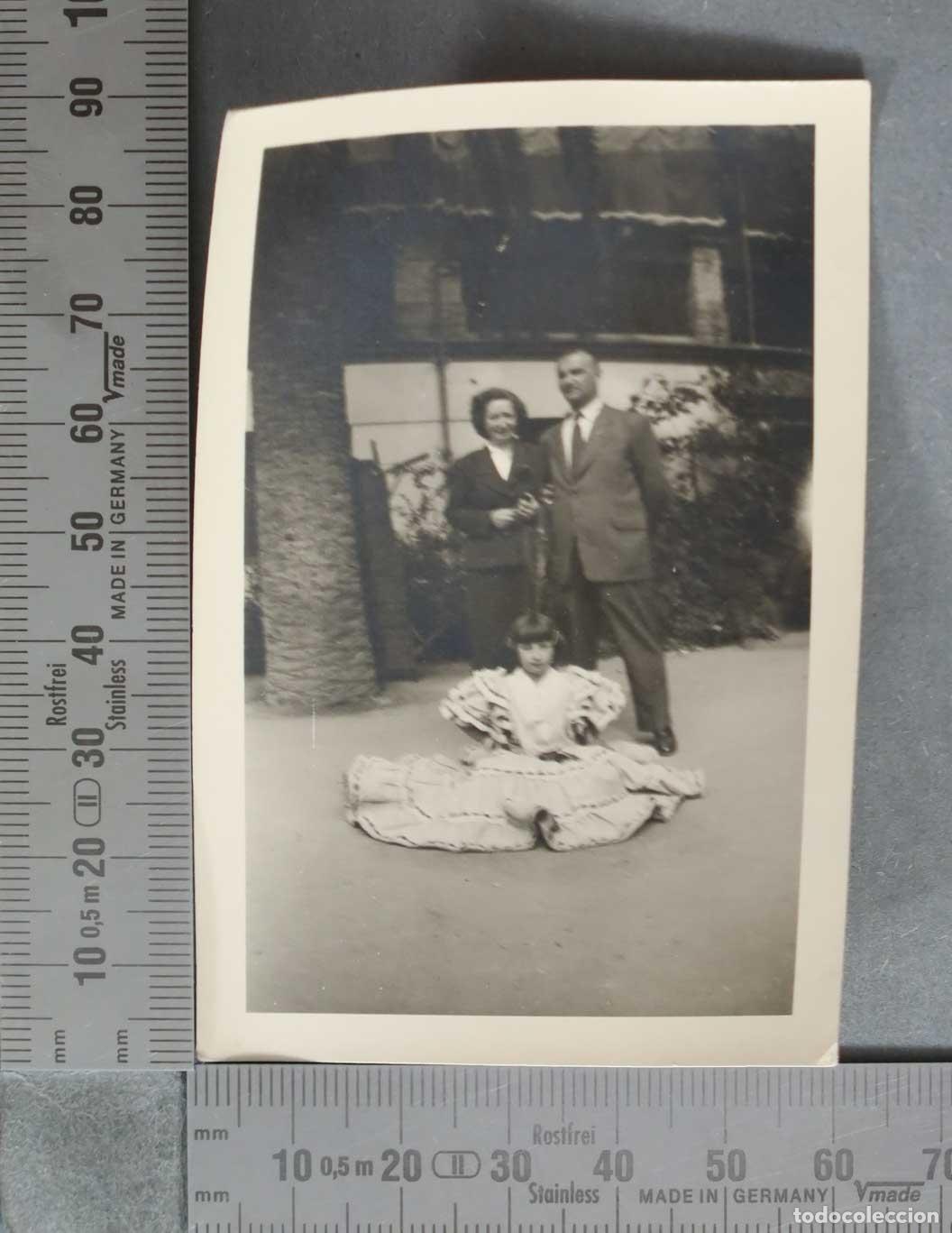 Alte Fotografie: FOTOGRAFIA. Familia con ni&ntilde;a en traje gitana HACIA 1940