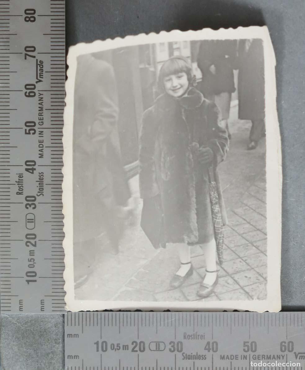 Alte Fotografie: FOTOGRAFIA. Ni&ntilde;a con abrigo de pieles en la calle