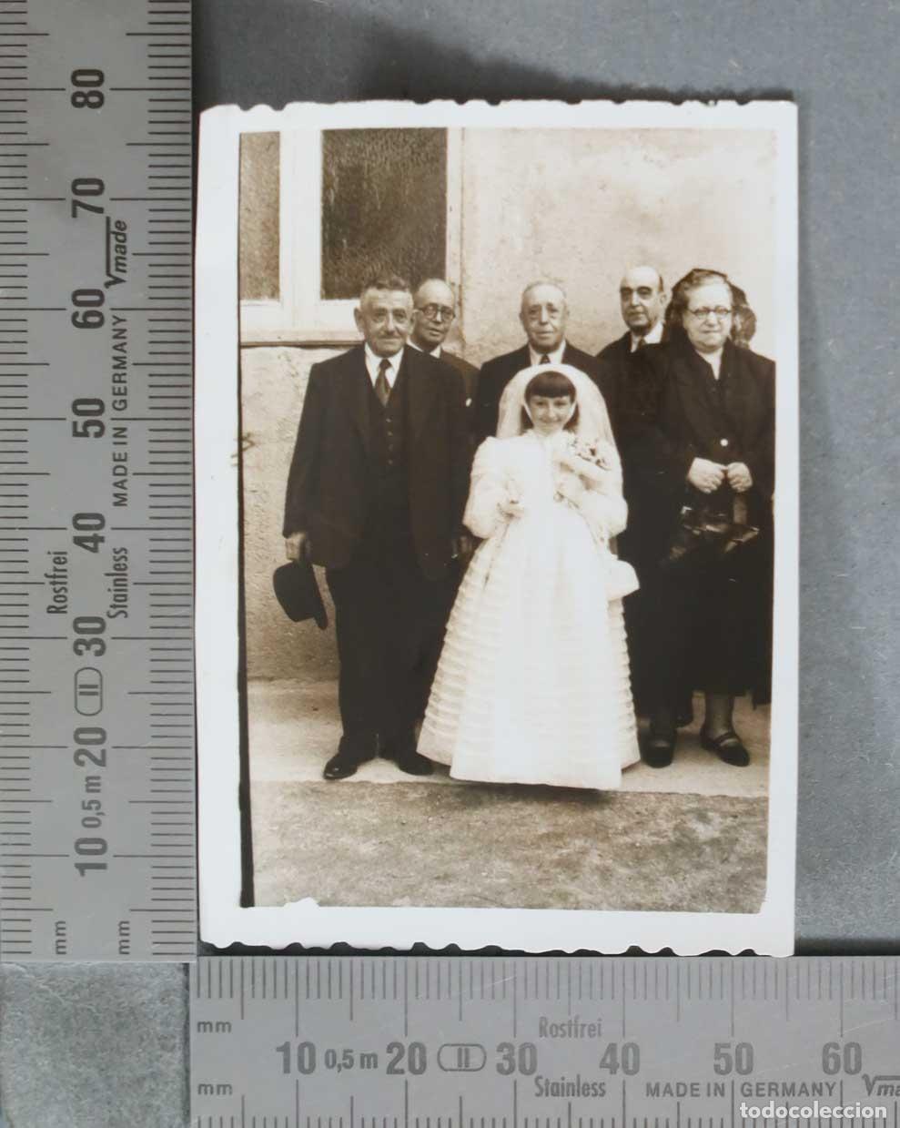 Alte Fotografie: FOTOGRAFIA. Comuni&oacute;n familiar con ni&ntilde;a vestida de blanco