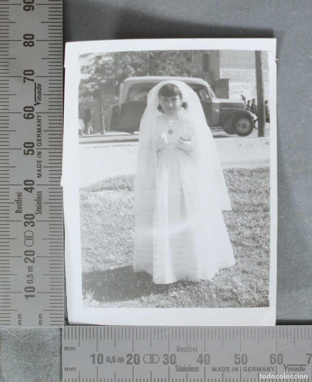 Alte Fotografie: FOTOGRAFIA. Ni&ntilde;a vestida de primera comuni&oacute;n con coche cl&aacute;sico al fondo