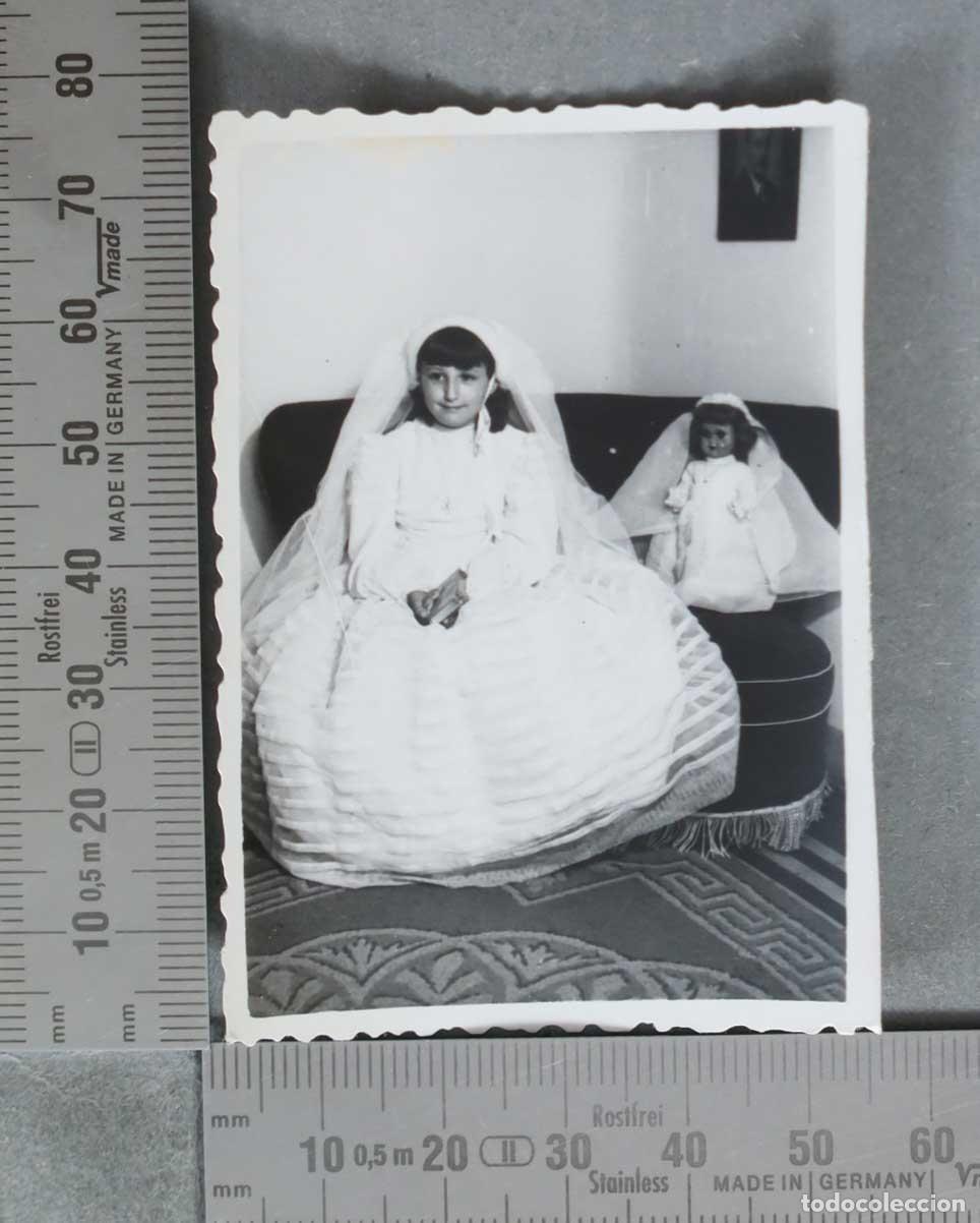 Alte Fotografie: FOTOGRAFIA. Ni&ntilde;a de comuni&oacute;n vestida de blanco con mu&ntilde;eca en el sof&aacute; MARIQUITA?