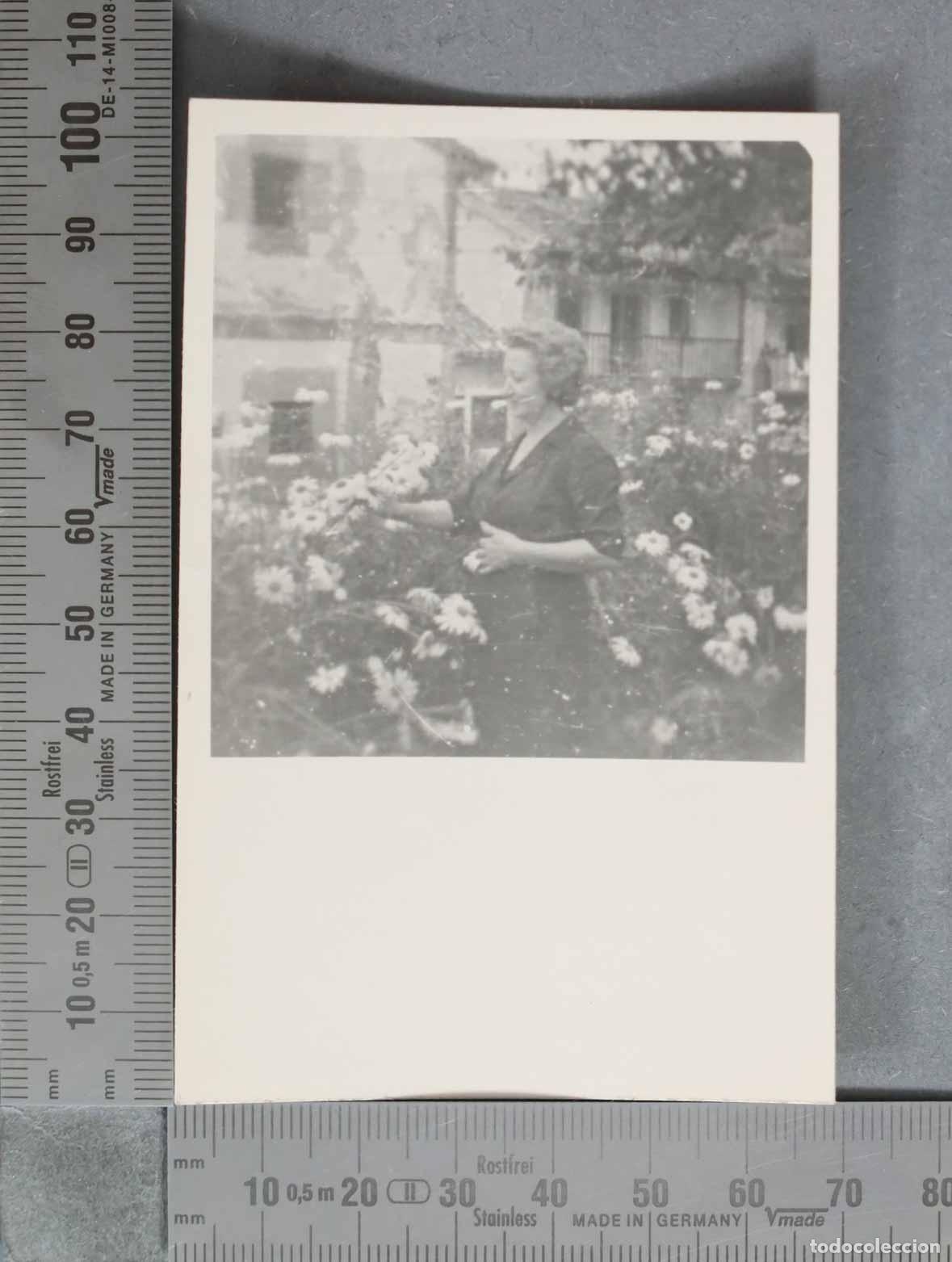 Alte Fotografie: FOTOGRAFIA. Mujer en el jard&iacute;n de flores