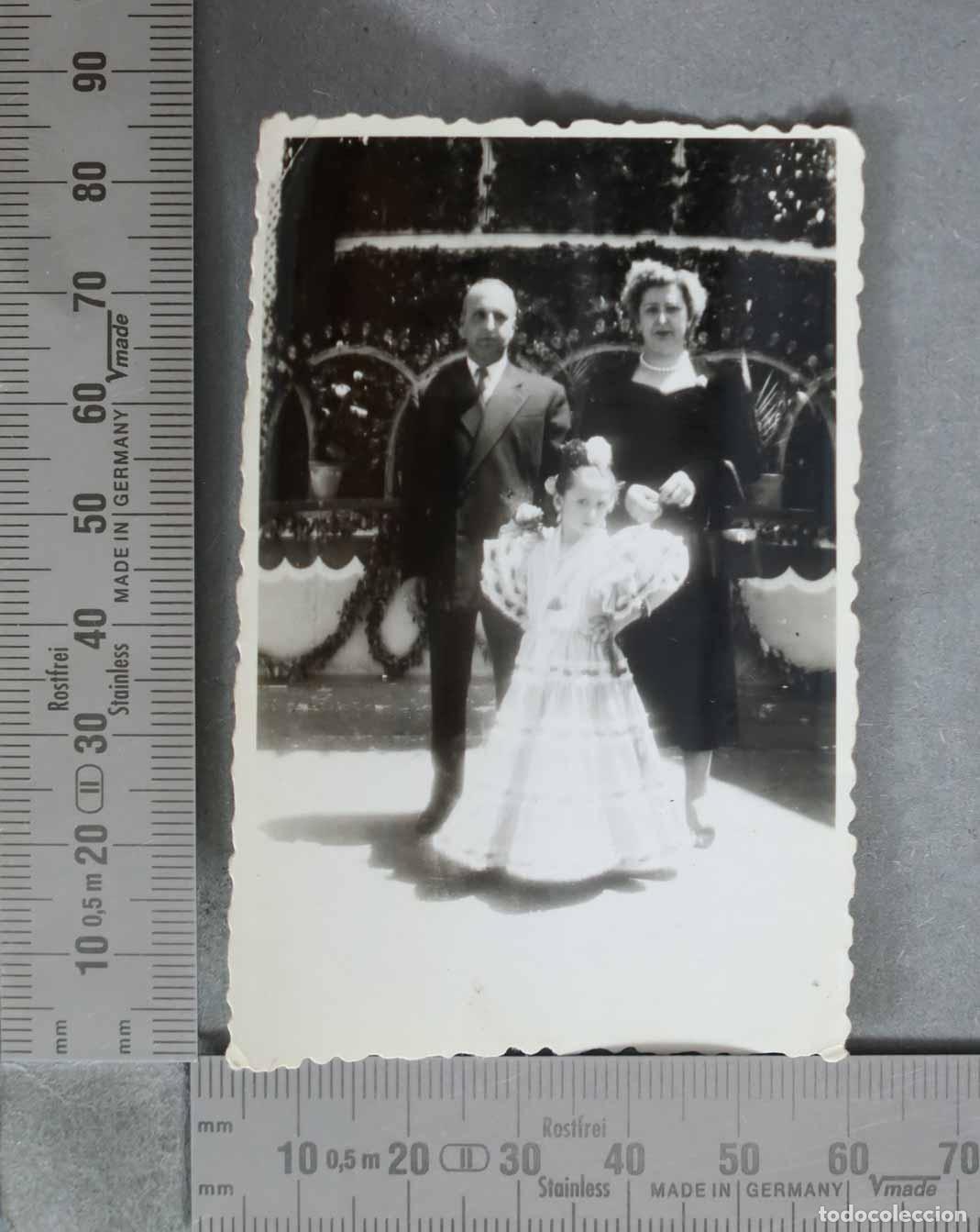 Alte Fotografie: FOTOGRAFIA. Ni&ntilde;a vestida de comuni&oacute;n con sus pap&aacute;s