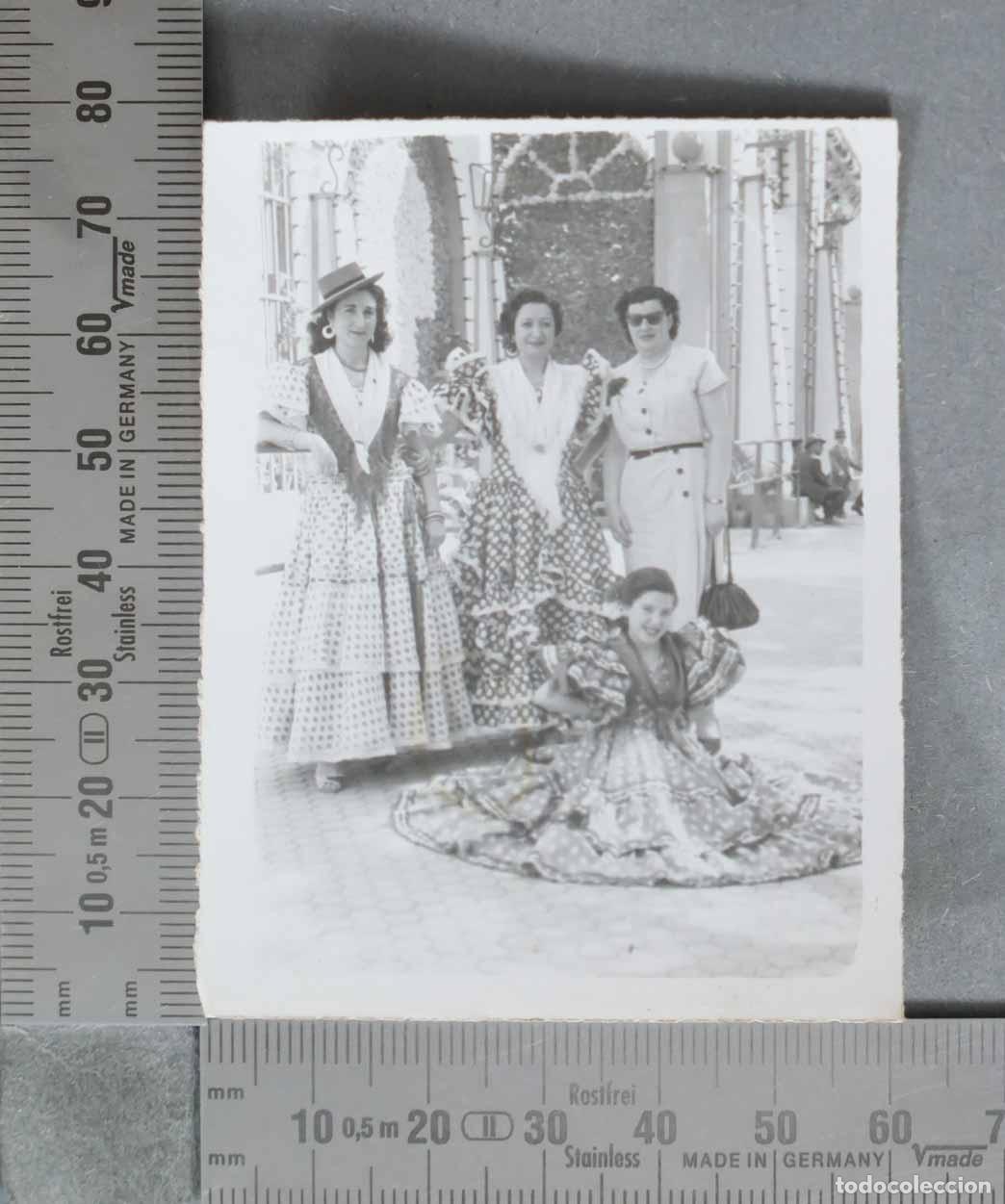 Fotografia antiga: FOTOGRAFIA. Feria de Sevilla - Mujeres con trajes de flamenca
