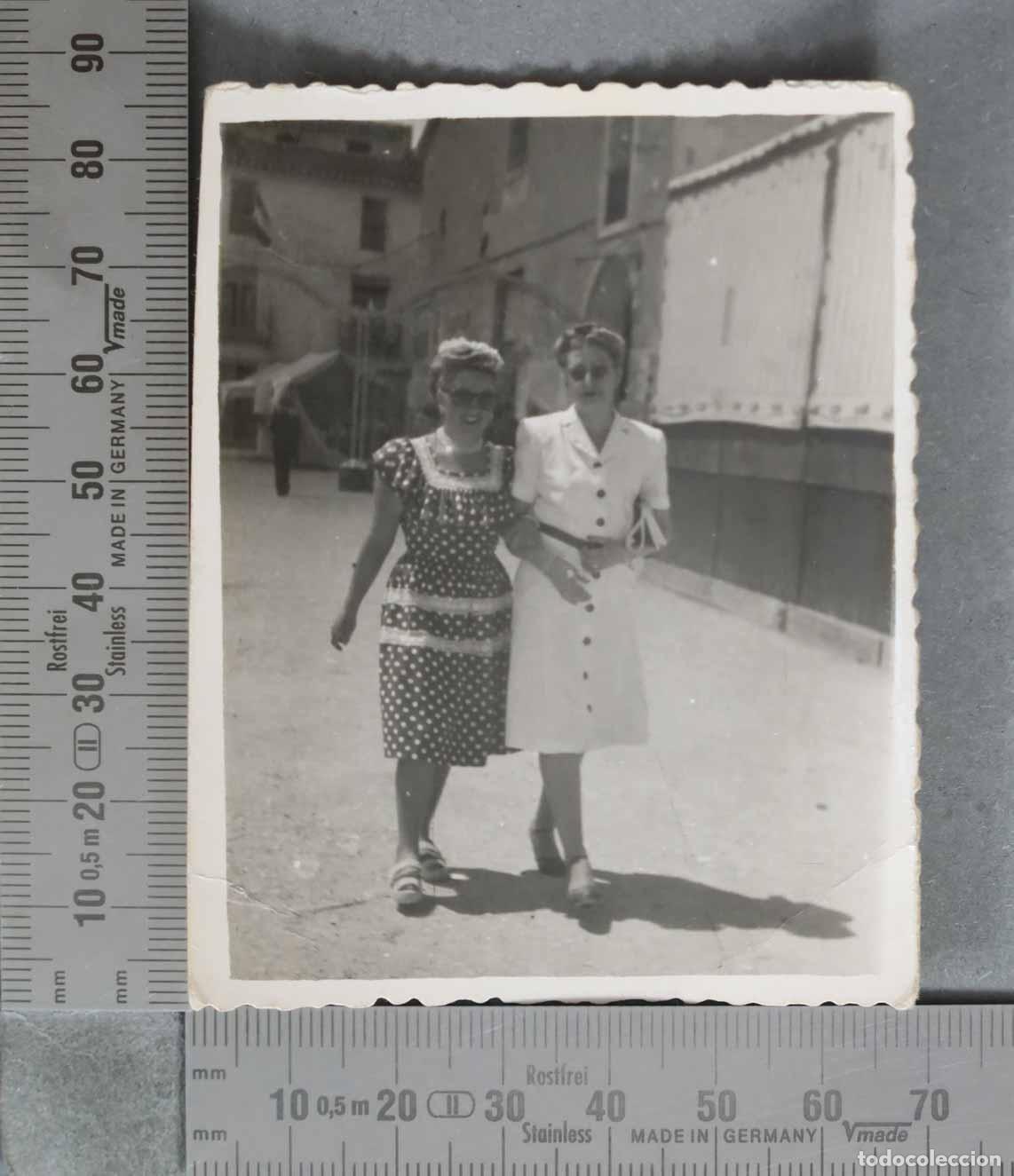 Fotografia antiga: FOTOGRAFIA. Mujeres paseando con vestidos de la &eacute;poca - Moda de los a&ntilde;os 40