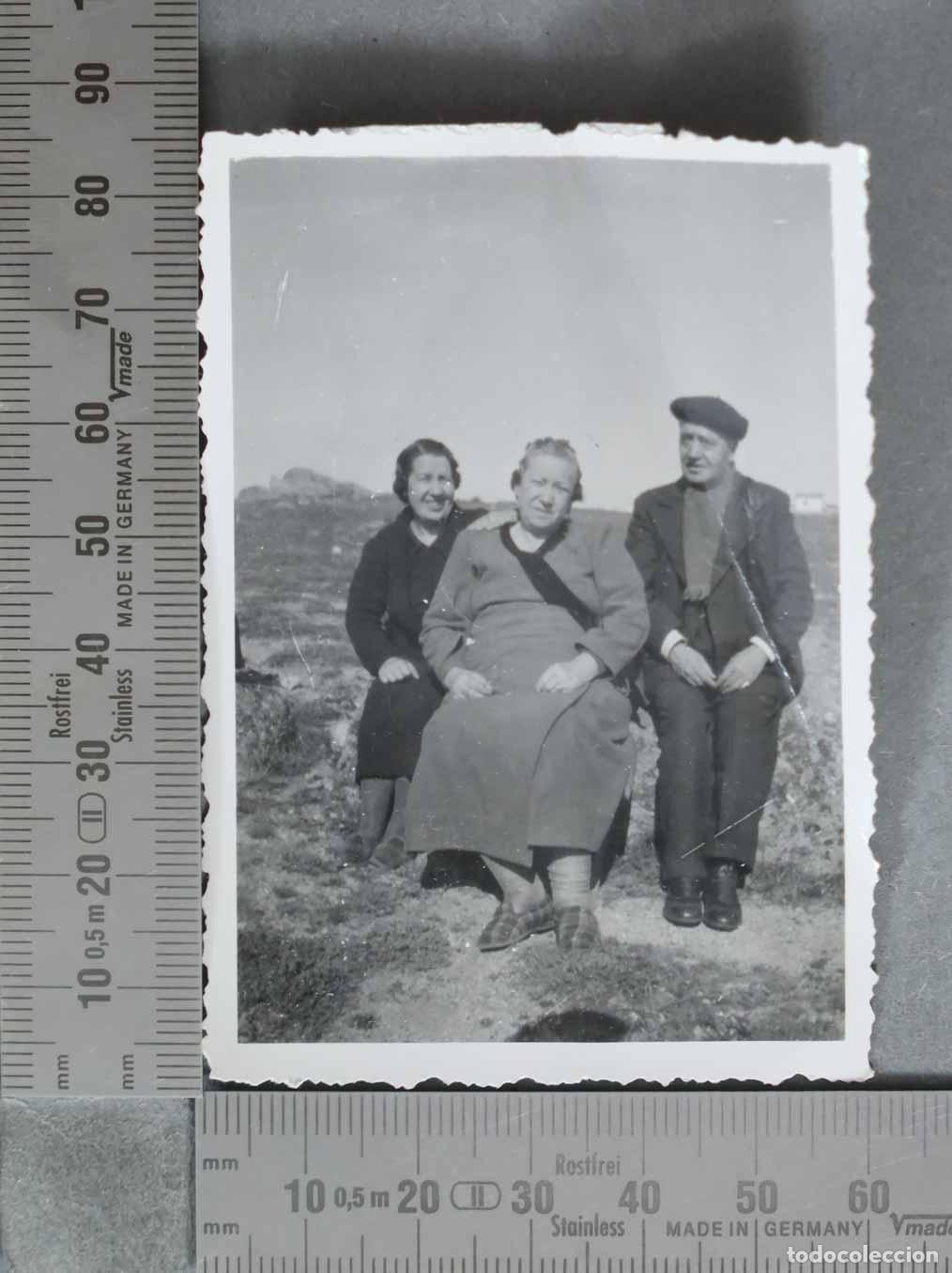 Fotografia antiga: FOTOGRAFIA. tres personas mayores sentadas al aire libre