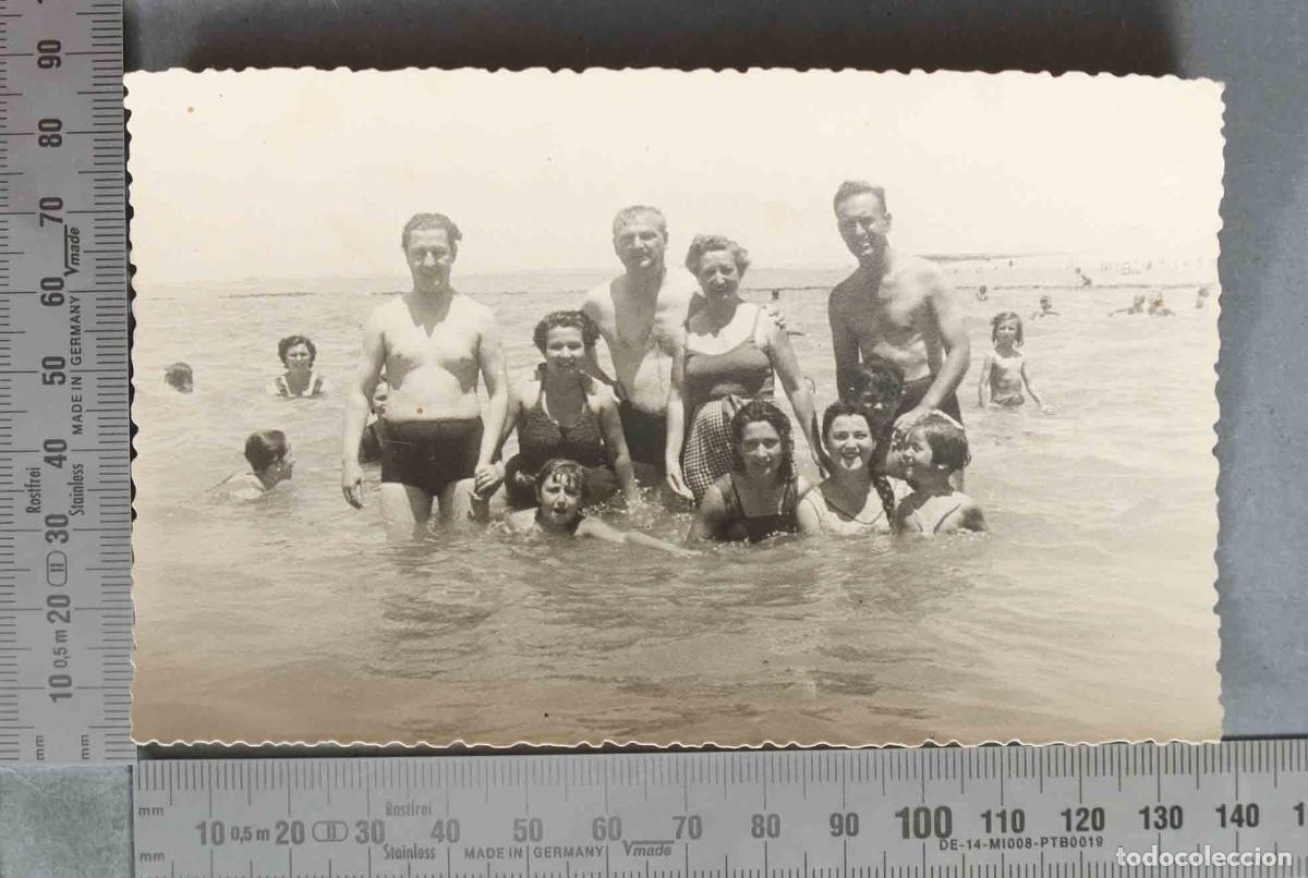 Fotografia antiga: FOTOGRAFIA. Grupo de personas ba&ntilde;&aacute;ndose en la playa - Ba&ntilde;istas en el mar