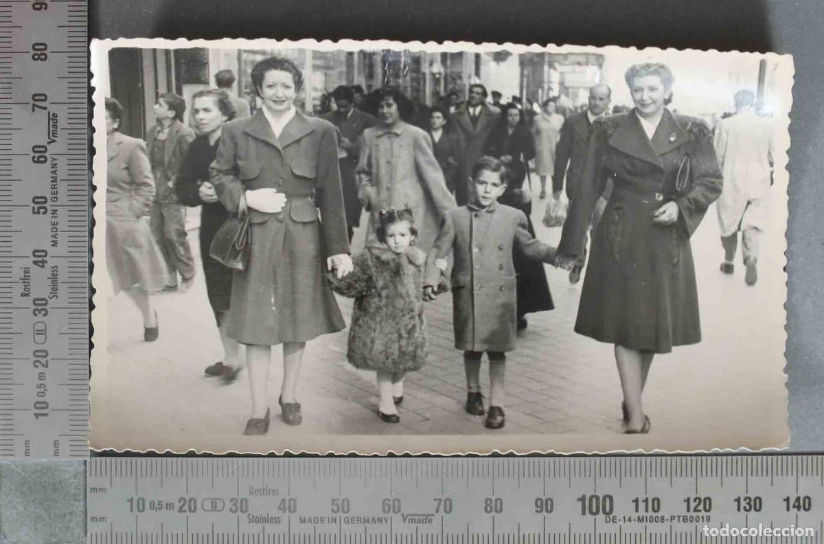 Fotografia antiga: FOTOGRAFIA. Mujeres y ni&ntilde;os paseando por la calle