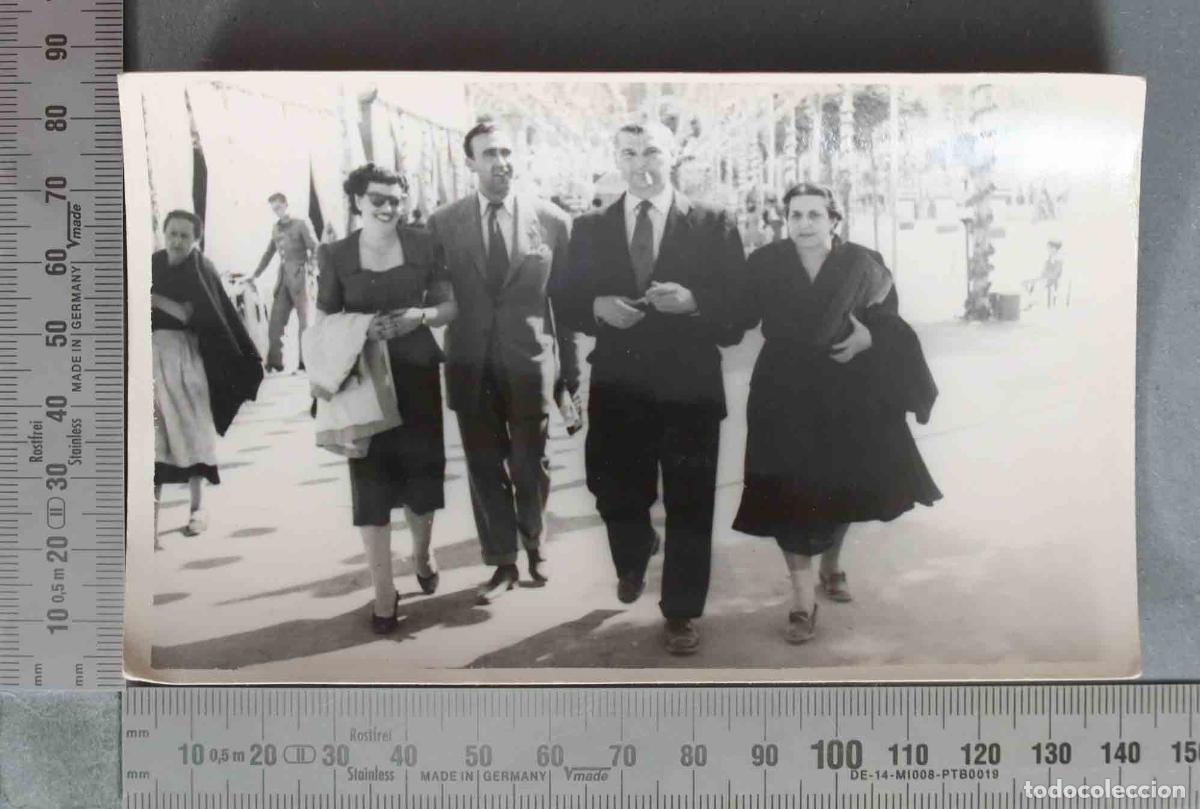 Fotografia antiga: FOTOGRAFIA. Fotograf&iacute;a de familia caminando por la calle