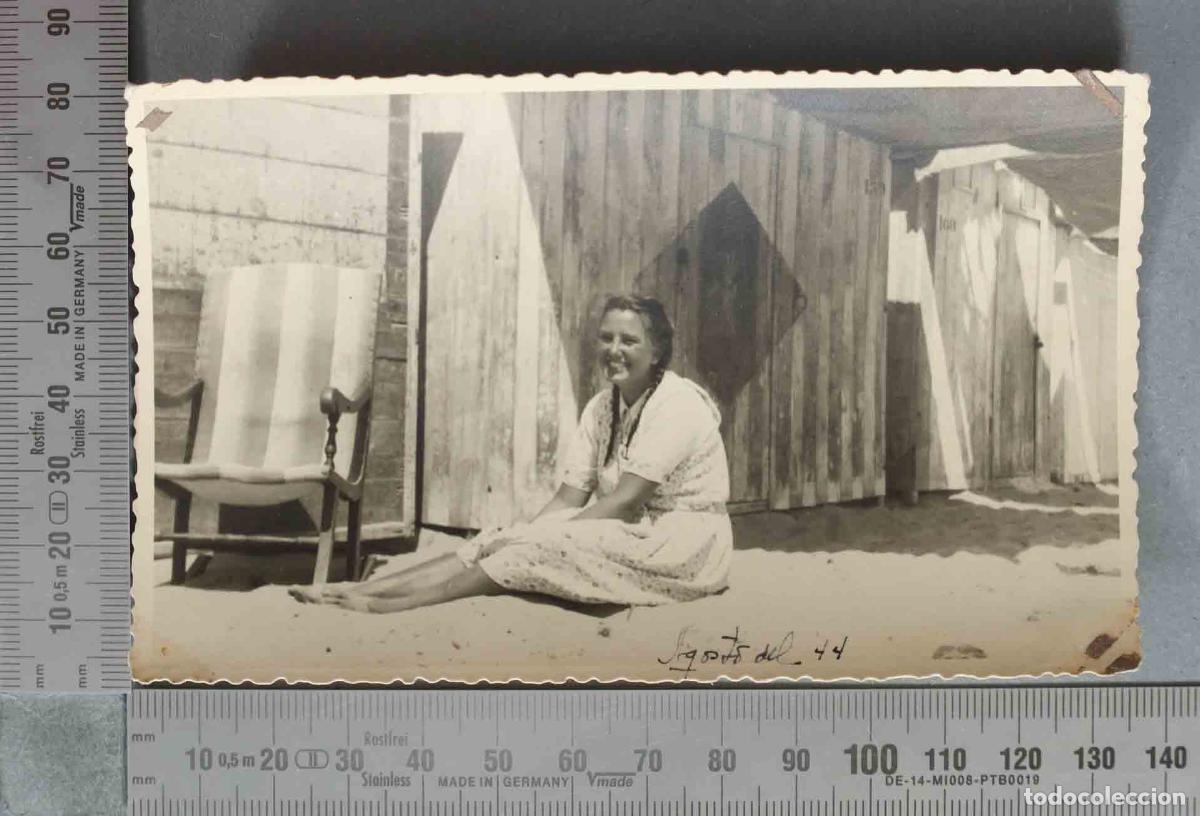 Fotografia antiga: FOTOGRAFIA. Mujer en la playa - Caseta de madera 1944