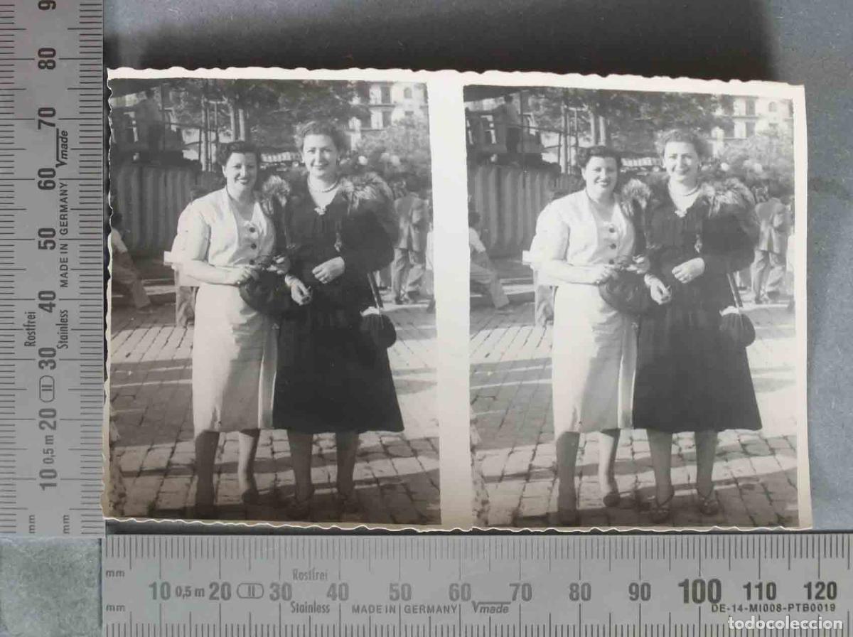 Fotografia antiga: FOTOGRAFIA. Mujeres elegantes con abrigo de piel y bolso en paseo p&uacute;blico