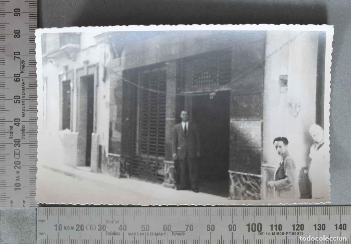 Fotografia antiga: FOTOGRAFIA. Taberna madrile&ntilde;a con tabernero