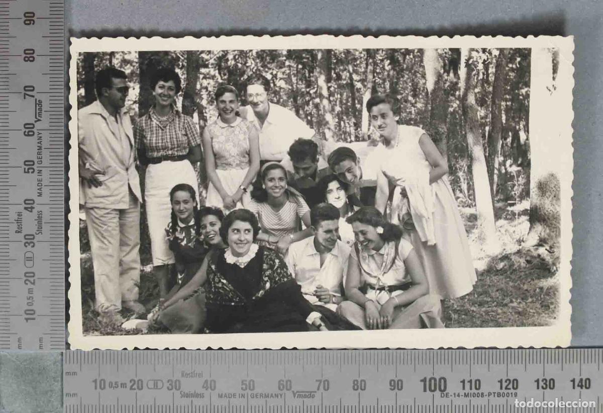 Fotografia antiga: FOTOGRAFIA. Grupo de personas posando en el bosque BAYONA FOTOGRAFO