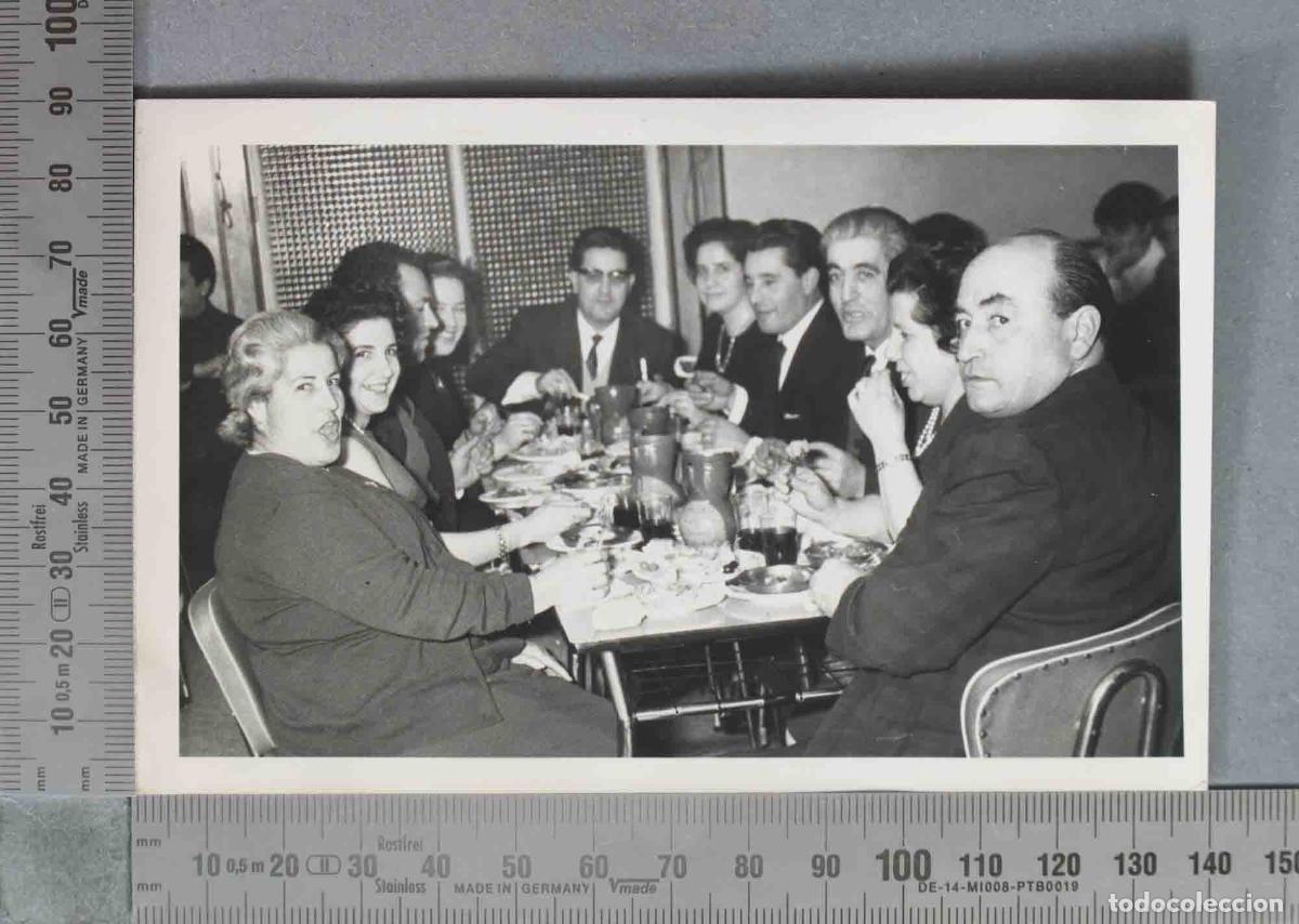 Fotografia antiga: FOTOGRAFIA. Comida de hermandad - Grupo de comensales alrededor de la mesa