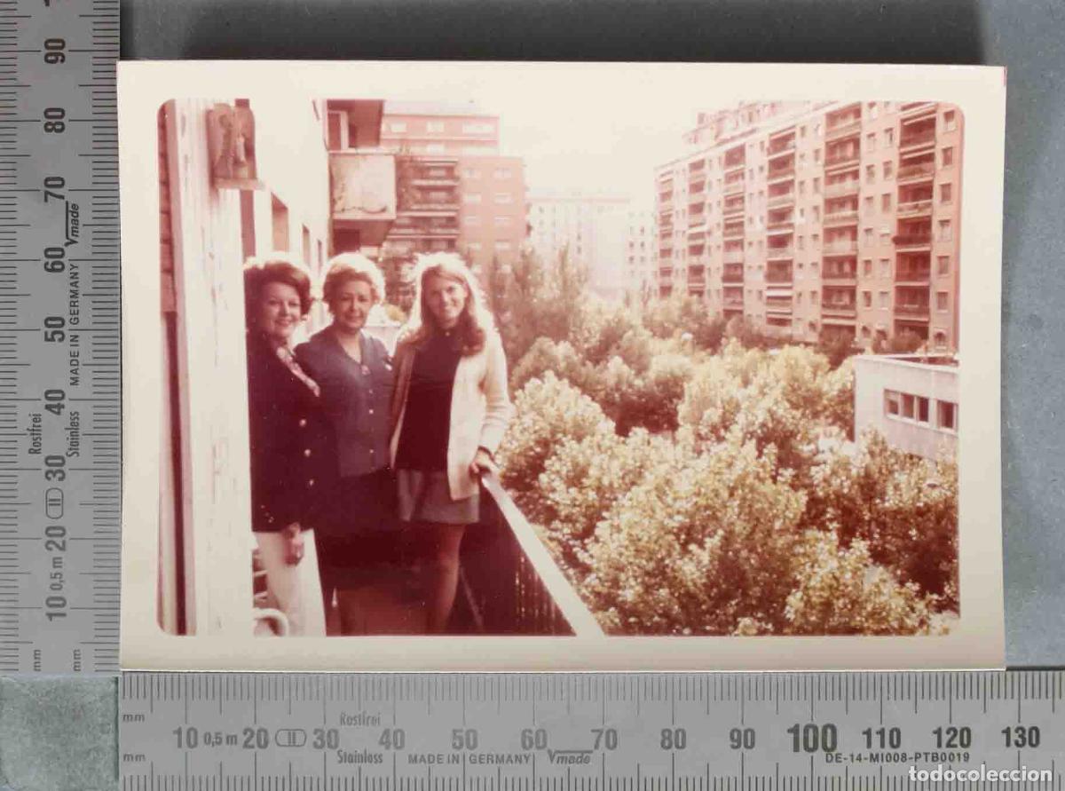 Fotograf&iacute;a antigua: FOTOGRAFIA. Tres mujeres en la terraza de un edificio