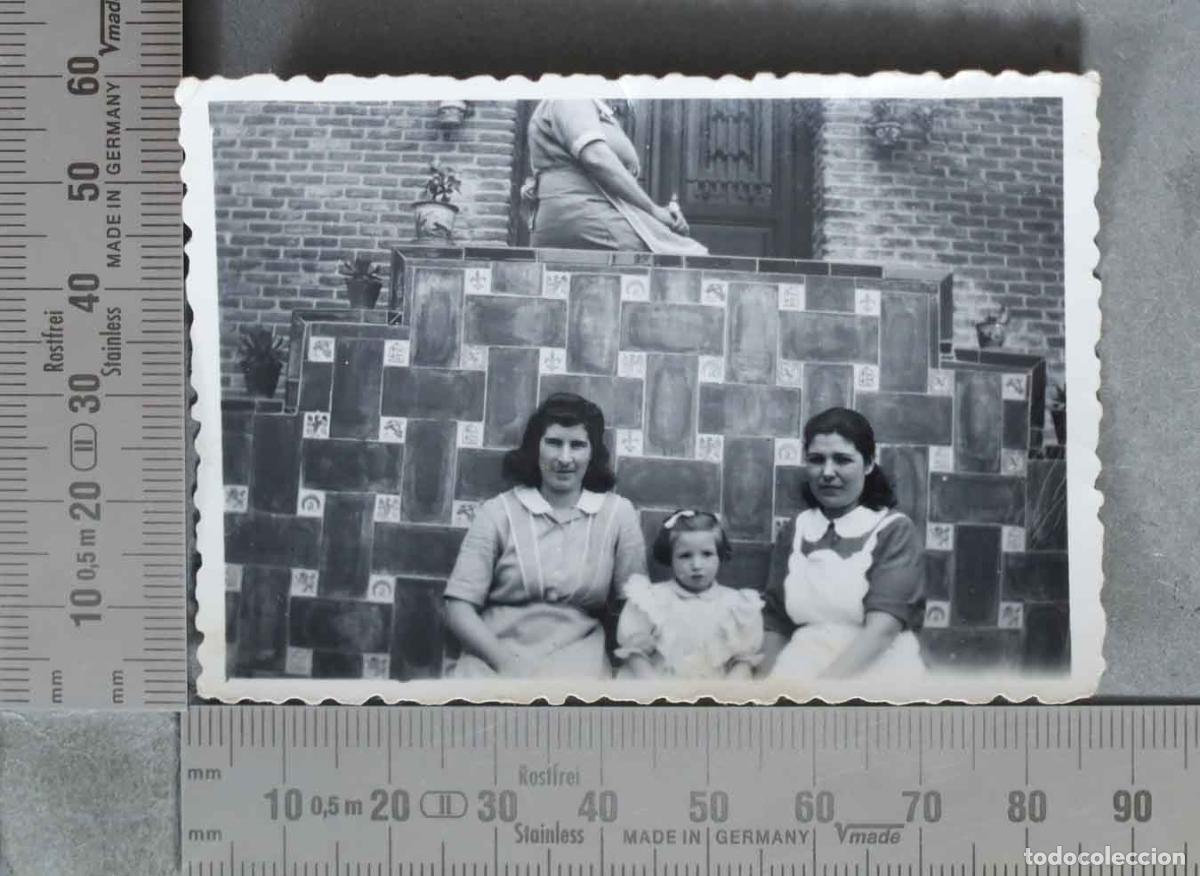Fotograf&iacute;a antigua: FOTOGRAFIA. Mujer con vestido tradicional sentada con una ni&ntilde;a y otra mujer - Fachada de azulejos